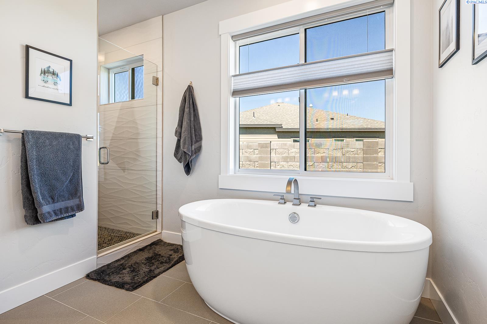 Richland, Washington 99352, United States, 3 Bedrooms Bedrooms, ,3 BathroomsBathrooms,Residential,Pending,124869