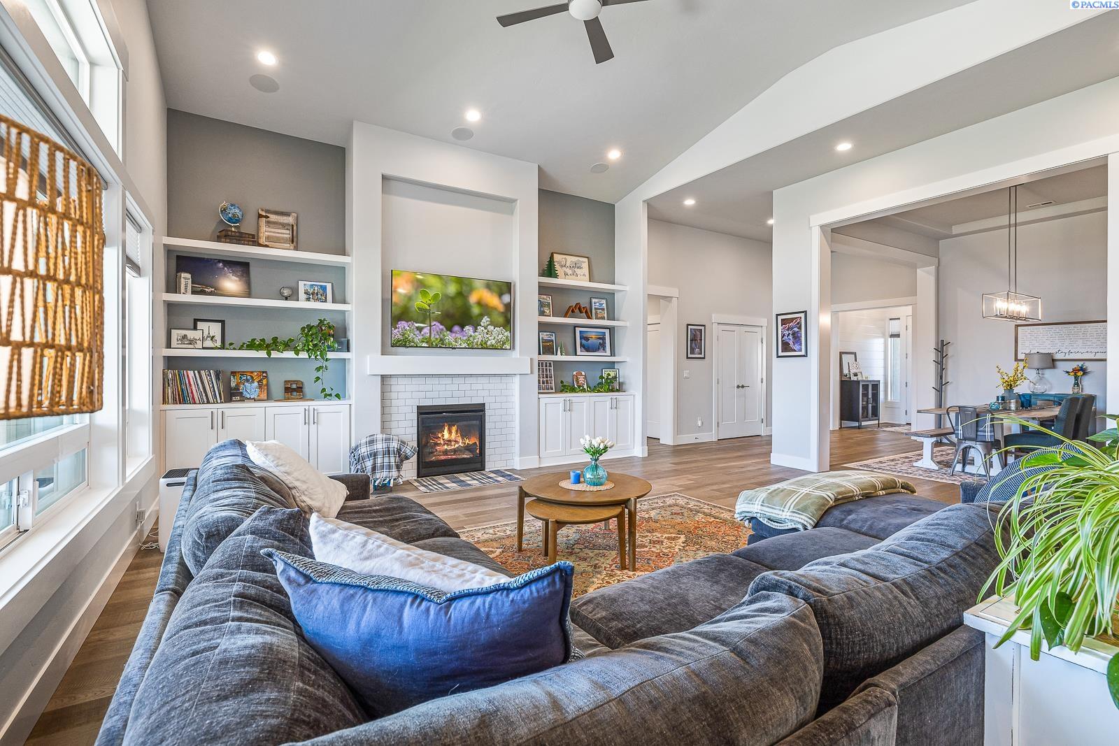 Richland, Washington 99352, United States, 3 Bedrooms Bedrooms, ,3 BathroomsBathrooms,Residential,Pending,124869