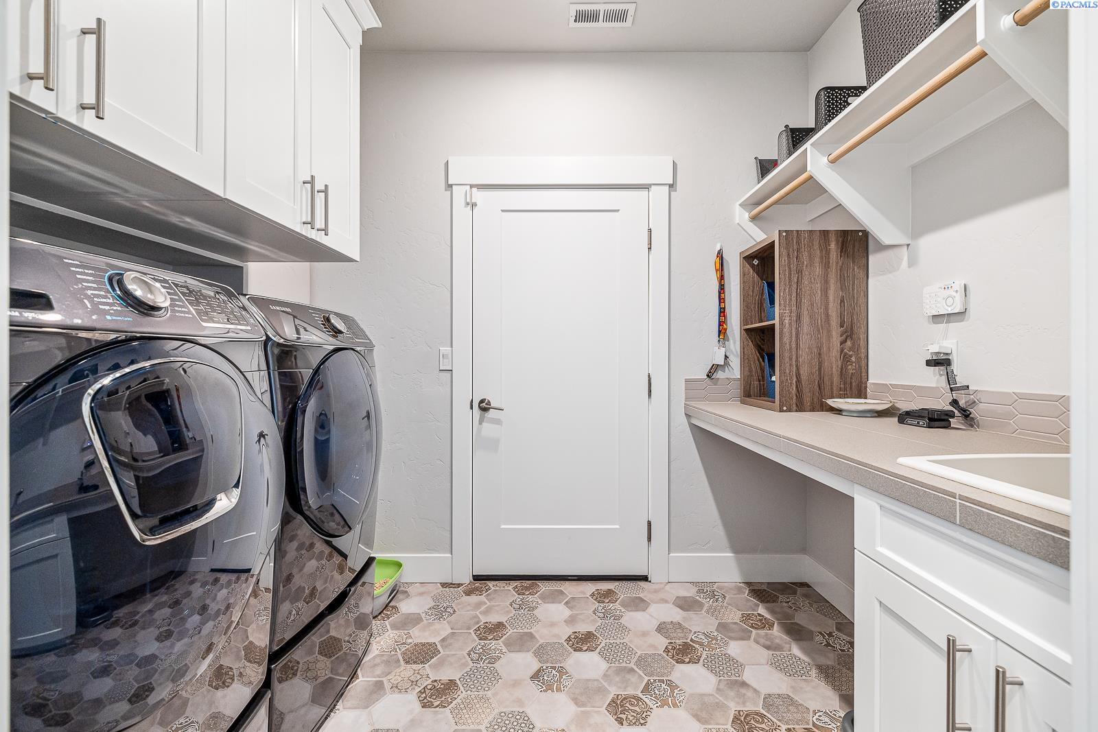 Richland, Washington 99352, United States, 3 Bedrooms Bedrooms, ,3 BathroomsBathrooms,Residential,Pending,124869