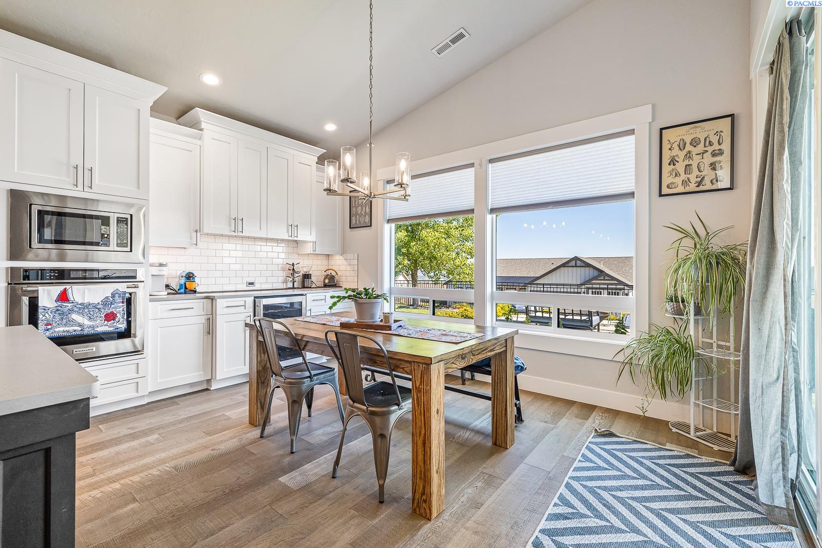 Richland, Washington 99352, United States, 3 Bedrooms Bedrooms, ,3 BathroomsBathrooms,Residential,Pending,124869