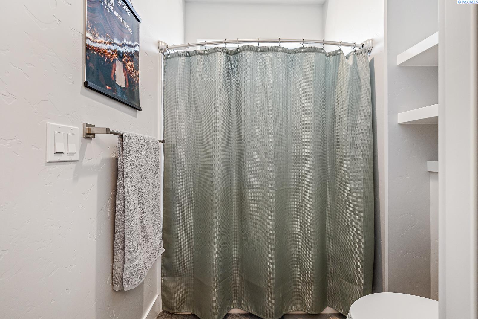 Richland, Washington 99352, United States, 3 Bedrooms Bedrooms, ,3 BathroomsBathrooms,Residential,Pending,124869