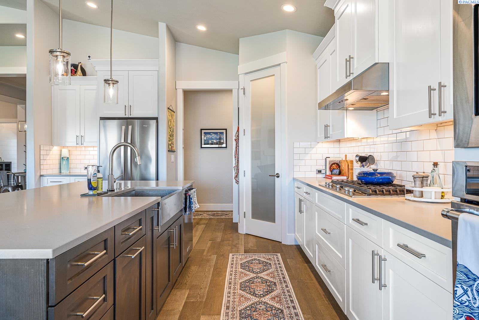 Richland, Washington 99352, United States, 3 Bedrooms Bedrooms, ,3 BathroomsBathrooms,Residential,Pending,124869