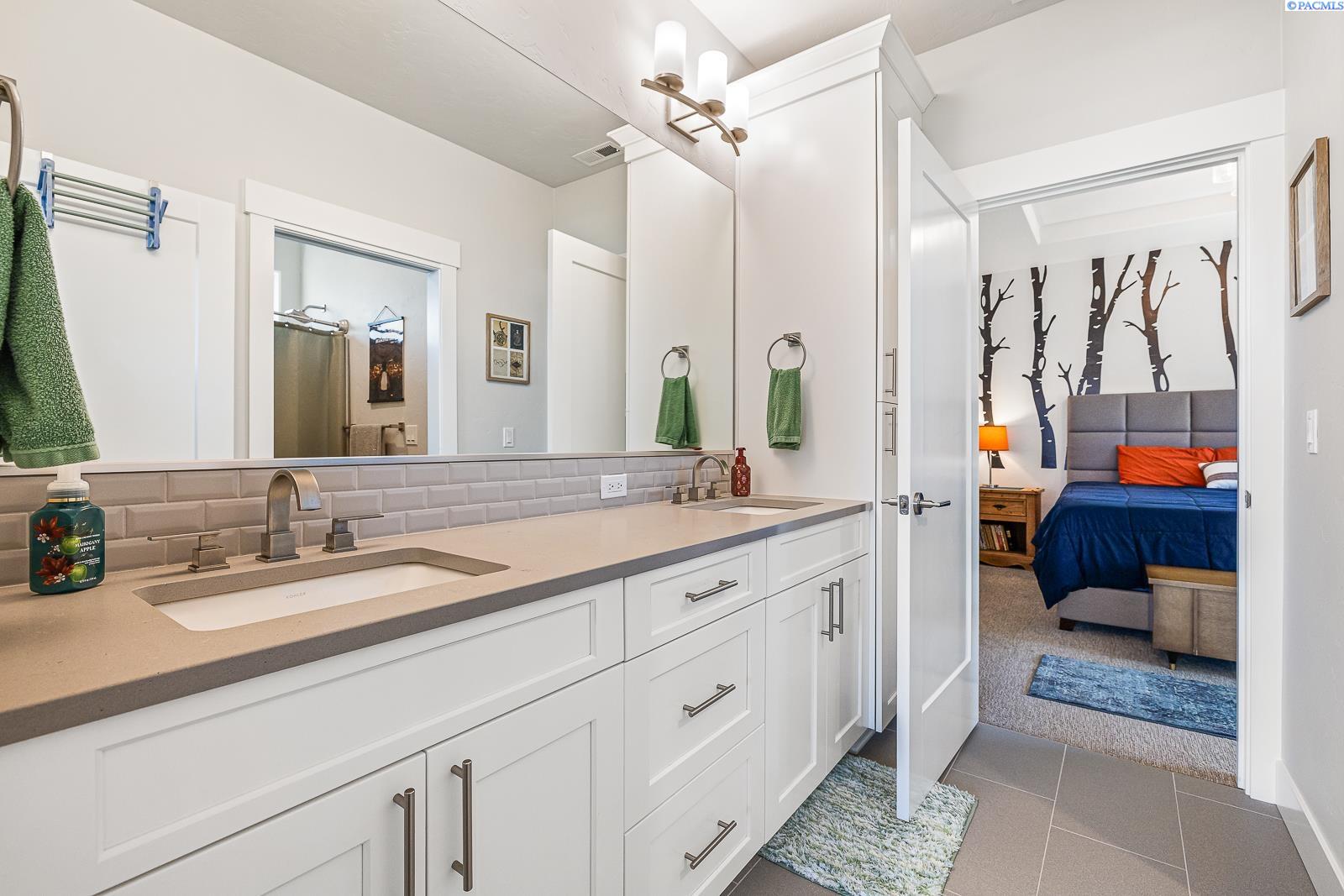 Richland, Washington 99352, United States, 3 Bedrooms Bedrooms, ,3 BathroomsBathrooms,Residential,Pending,124869