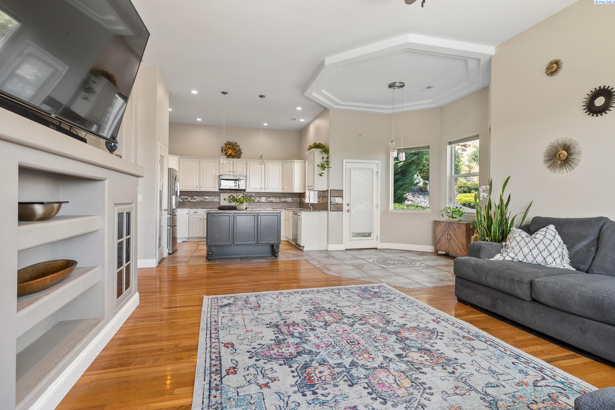 Richland, Washington 99352, United States, 4 Bedrooms Bedrooms, ,4 BathroomsBathrooms,Residential,Active,52037