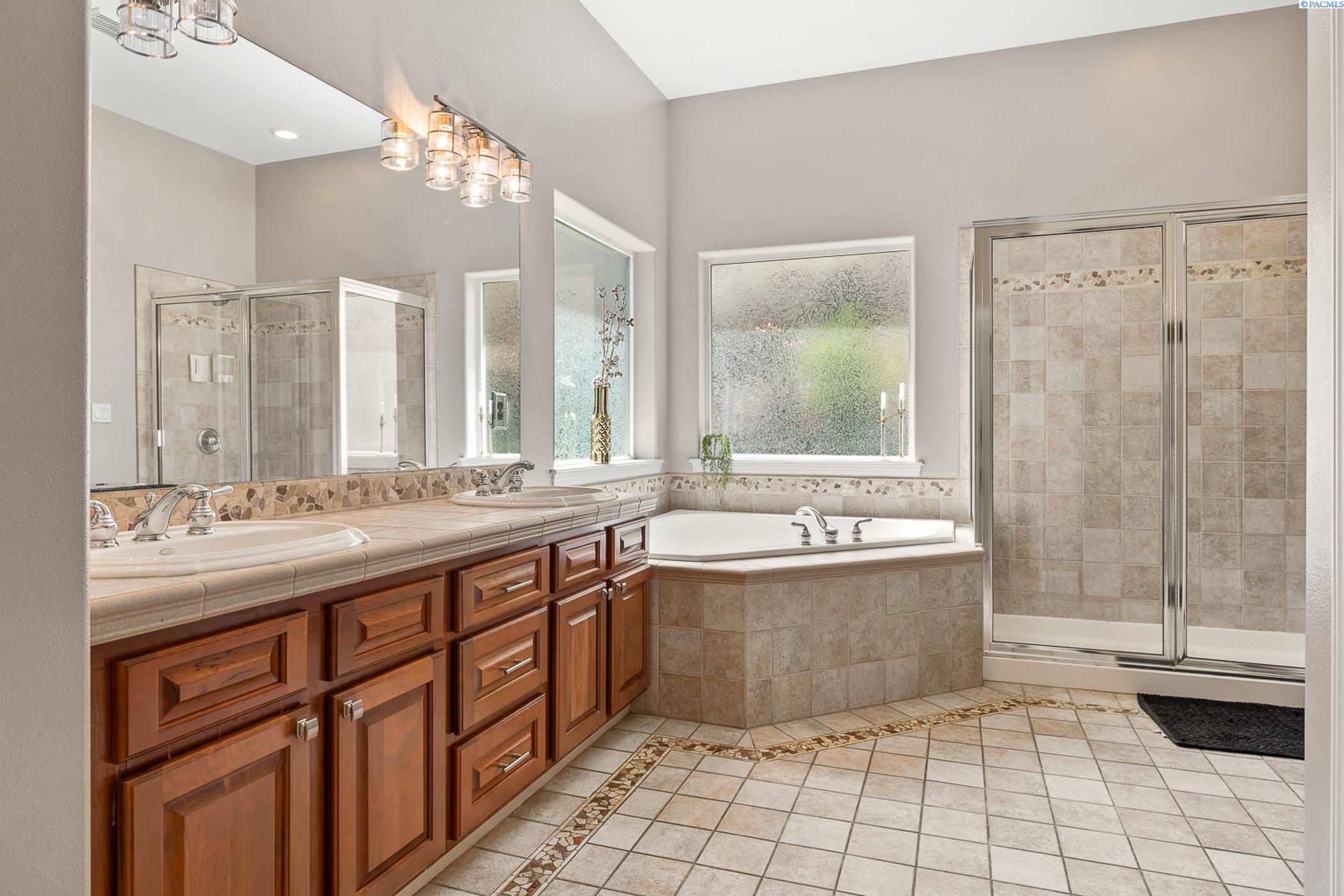 Richland, Washington 99352, United States, 4 Bedrooms Bedrooms, ,4 BathroomsBathrooms,Residential,Active,52037