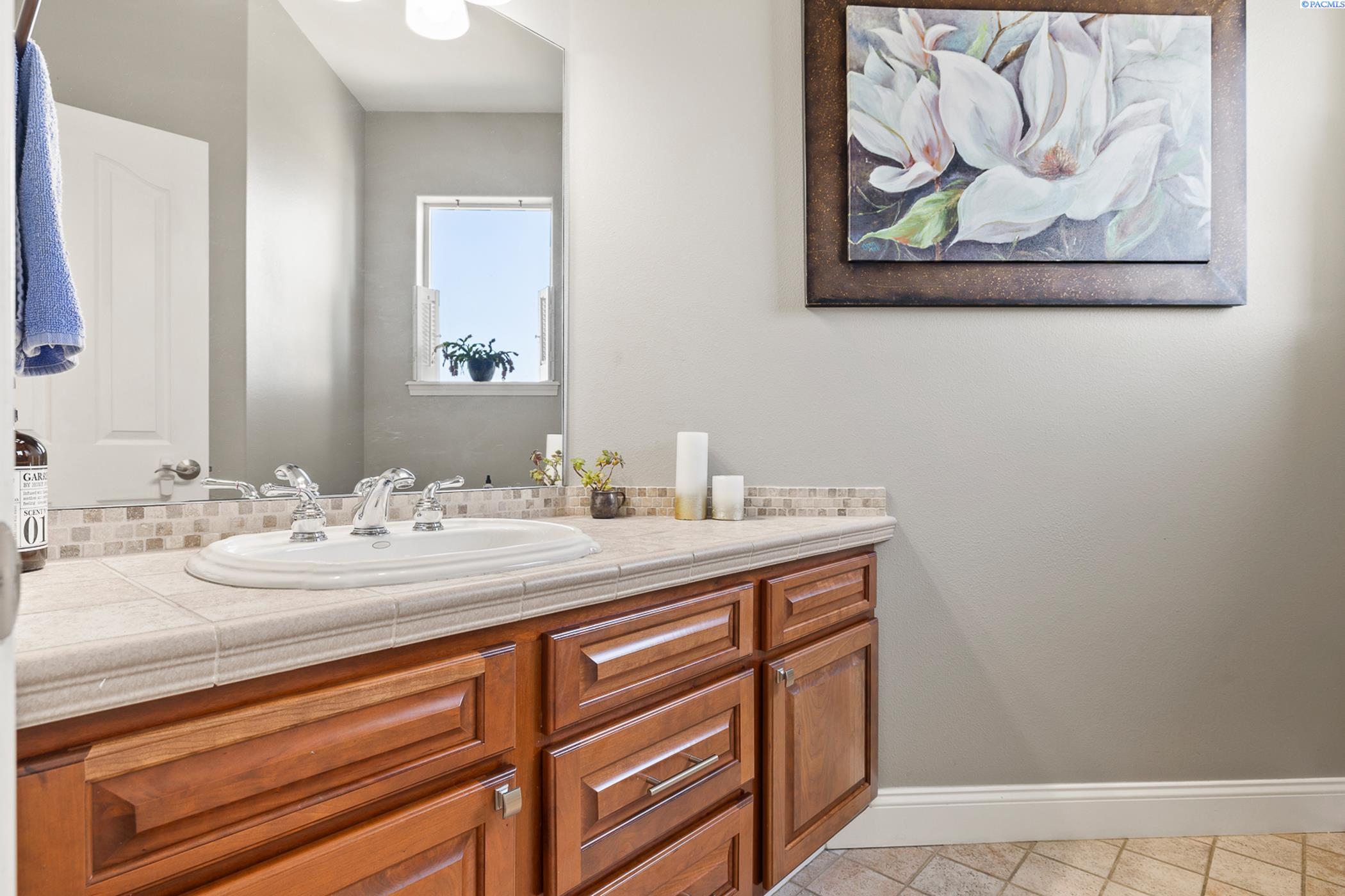 Richland, Washington 99352, United States, 4 Bedrooms Bedrooms, ,4 BathroomsBathrooms,Residential,Active,52037