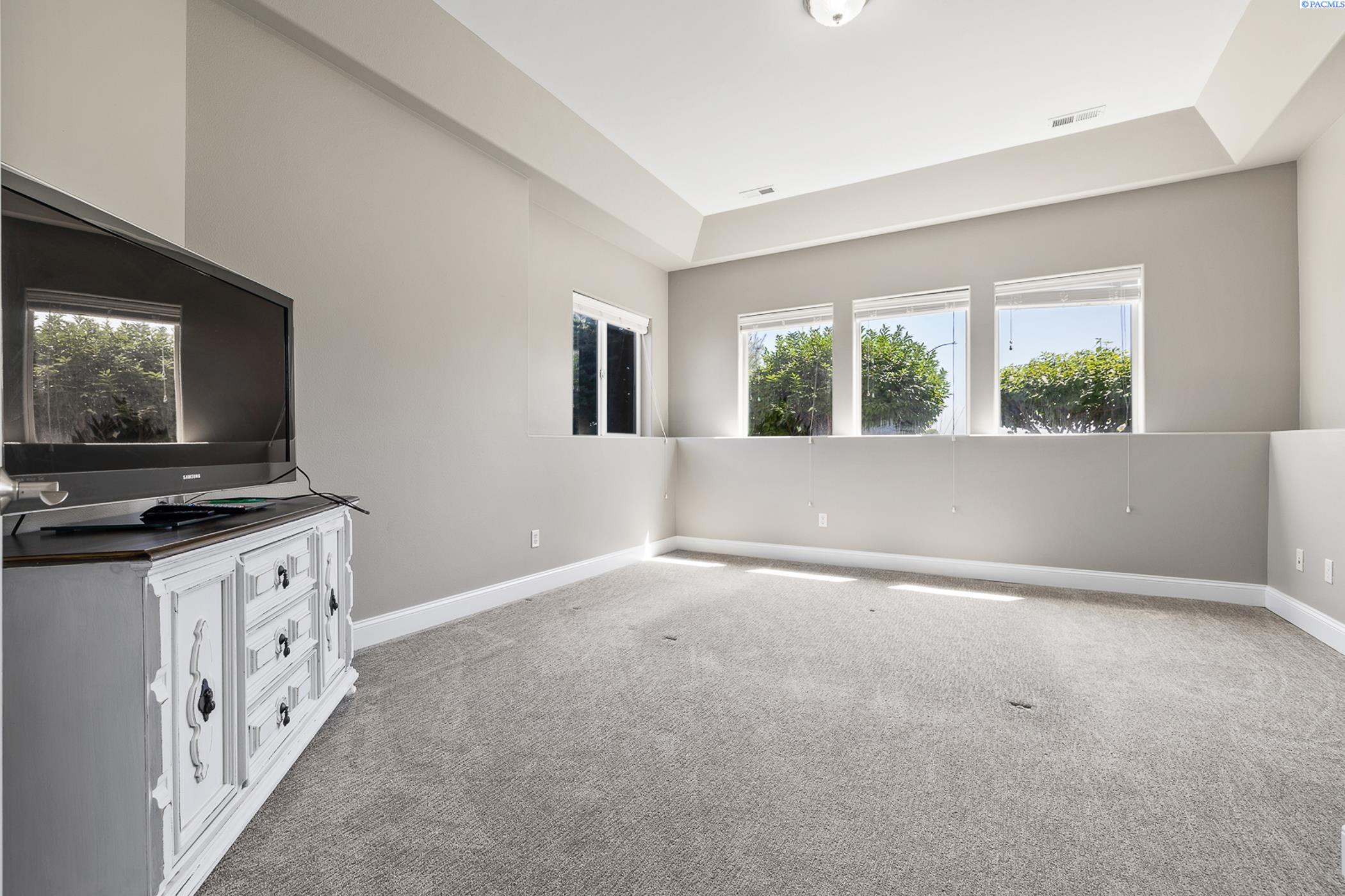 Richland, Washington 99352, United States, 4 Bedrooms Bedrooms, ,4 BathroomsBathrooms,Residential,Active,52037