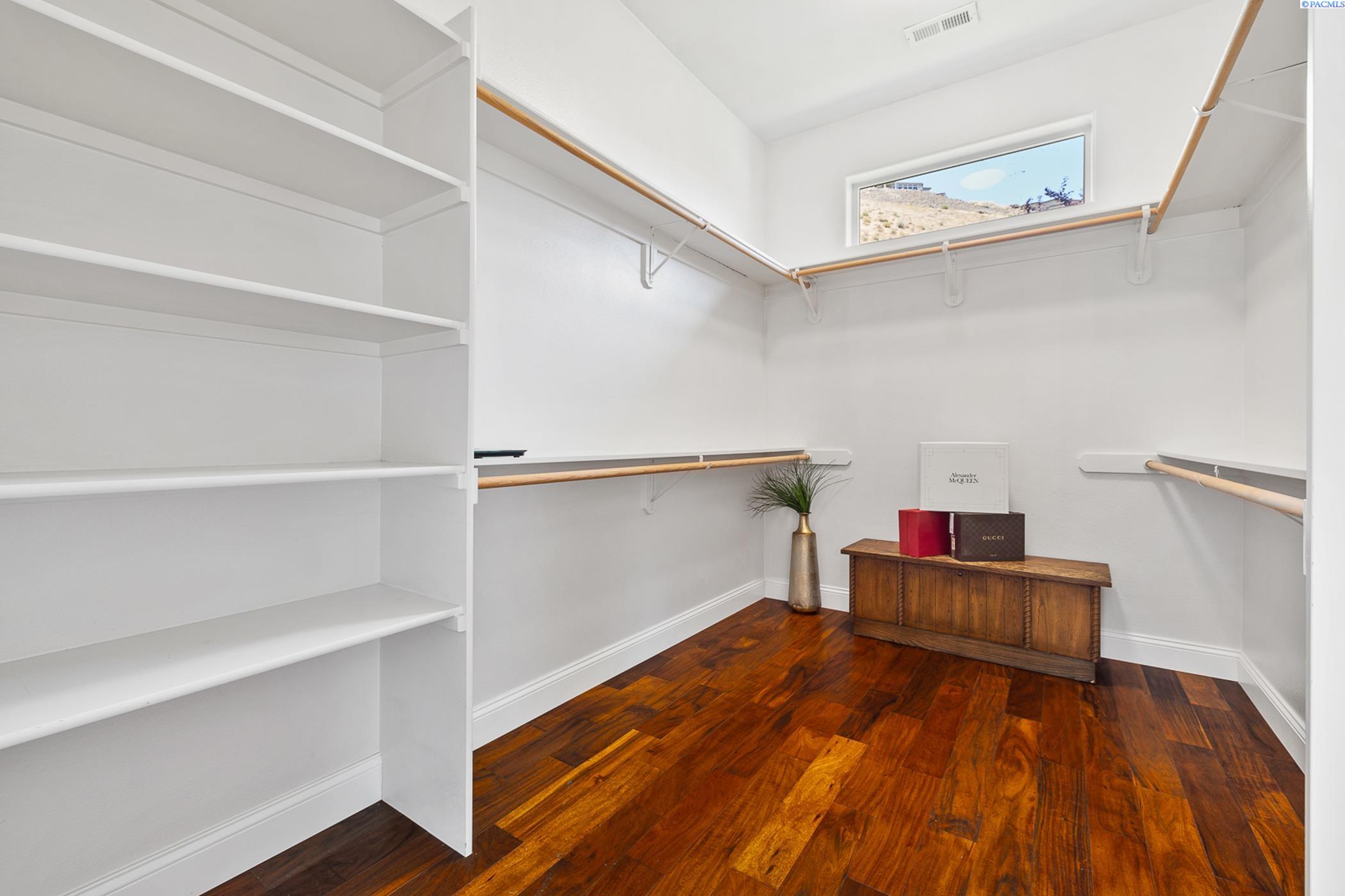 Richland, Washington 99352, United States, 4 Bedrooms Bedrooms, ,4 BathroomsBathrooms,Residential,Active,52037