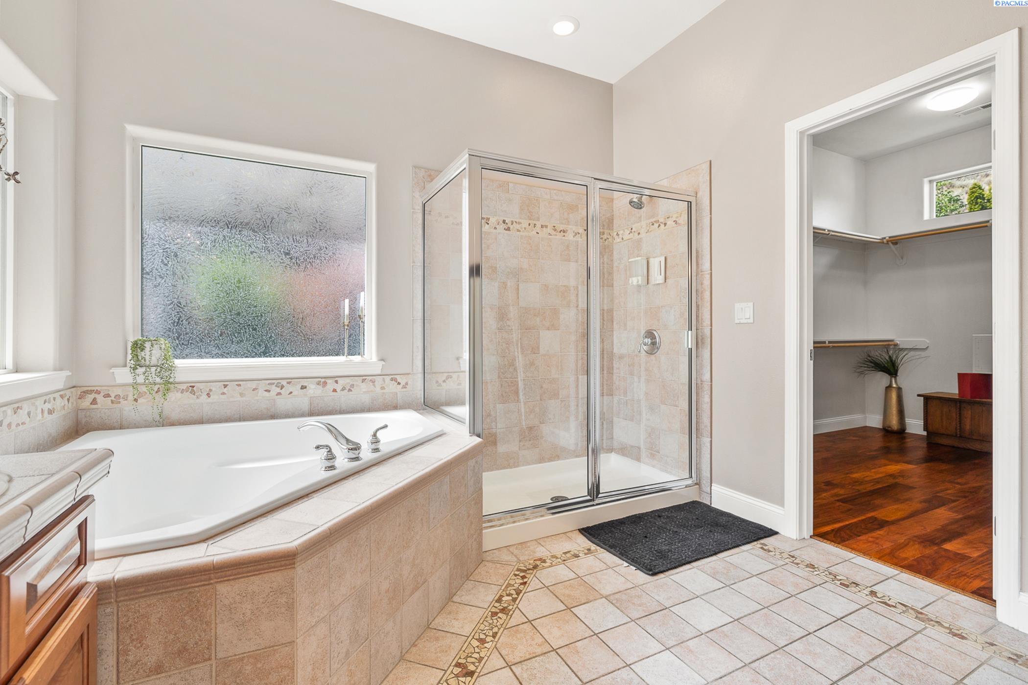 Richland, Washington 99352, United States, 4 Bedrooms Bedrooms, ,4 BathroomsBathrooms,Residential,Active,52037