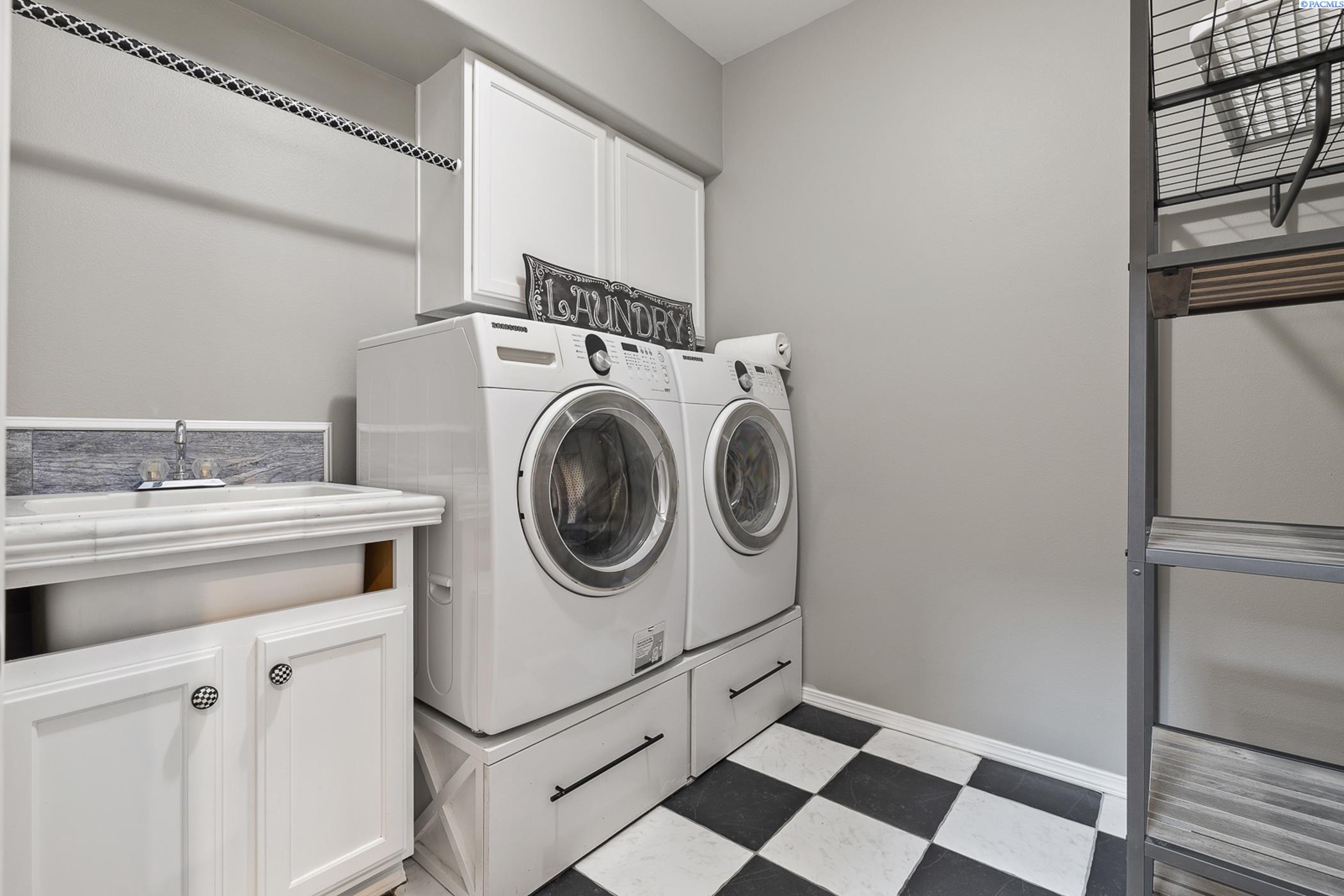 Richland, Washington 99352, United States, 4 Bedrooms Bedrooms, ,4 BathroomsBathrooms,Residential,Active,52037