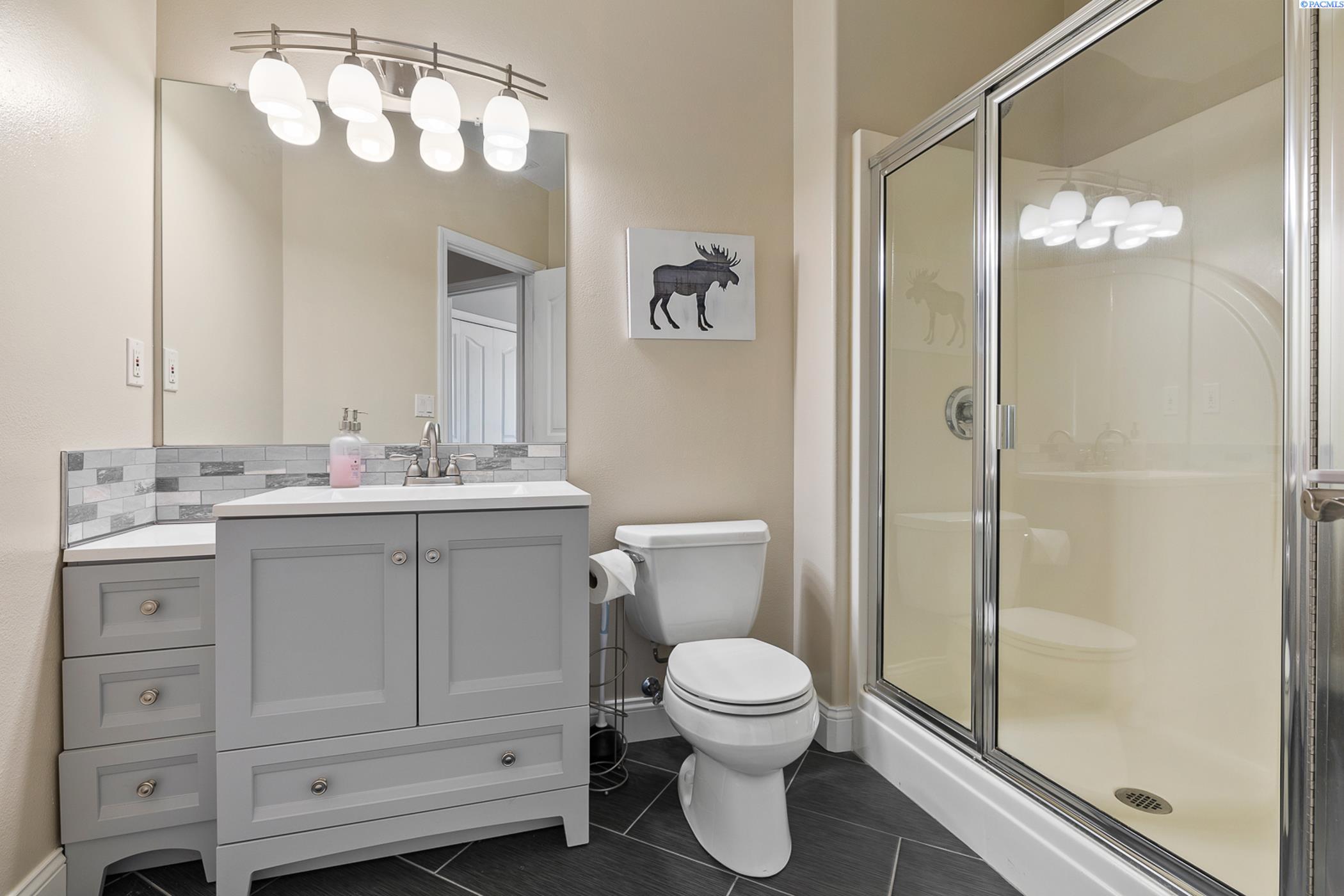 Richland, Washington 99352, United States, 4 Bedrooms Bedrooms, ,4 BathroomsBathrooms,Residential,Active,52037