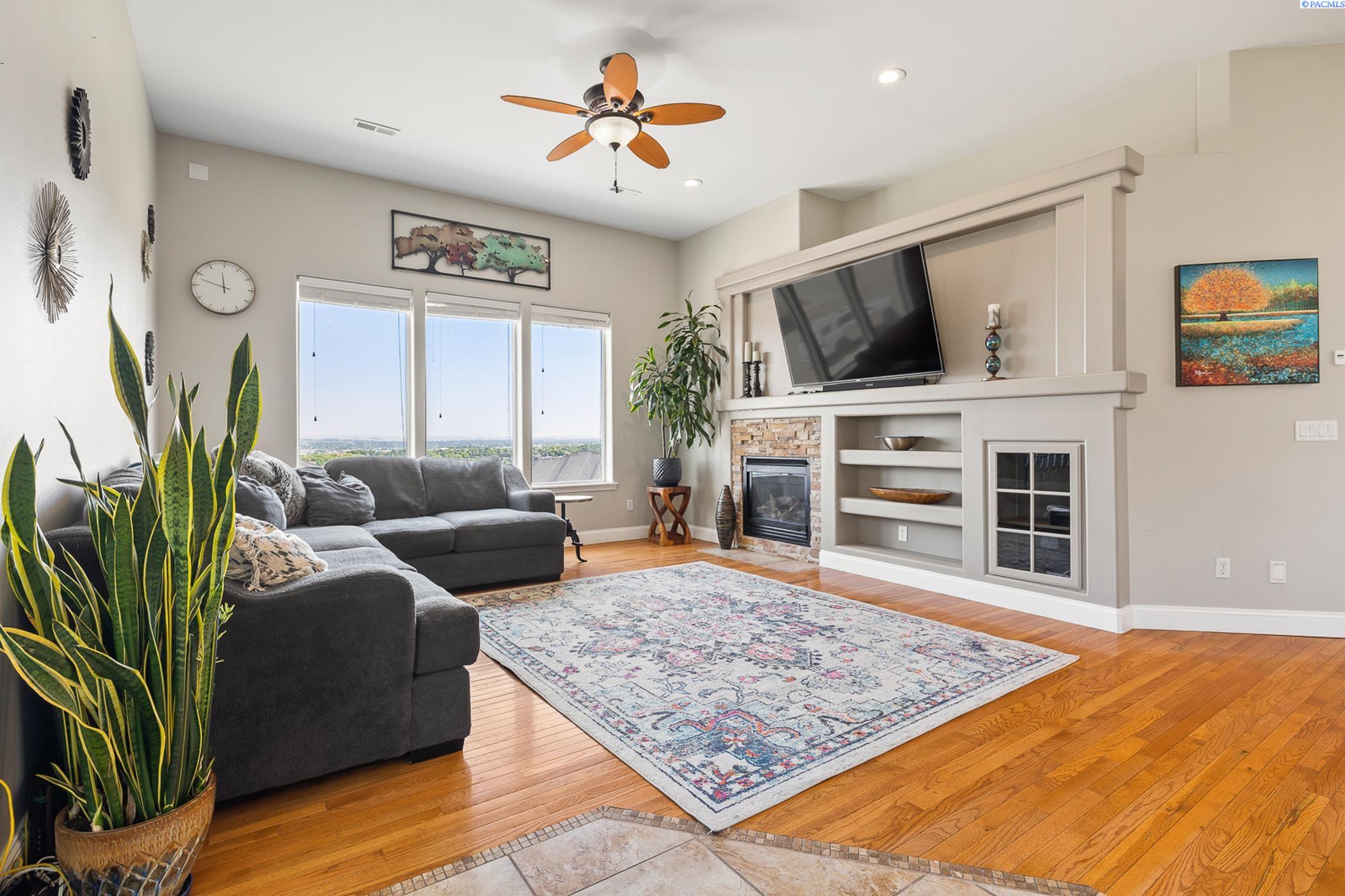 Richland, Washington 99352, United States, 4 Bedrooms Bedrooms, ,4 BathroomsBathrooms,Residential,Active,52037