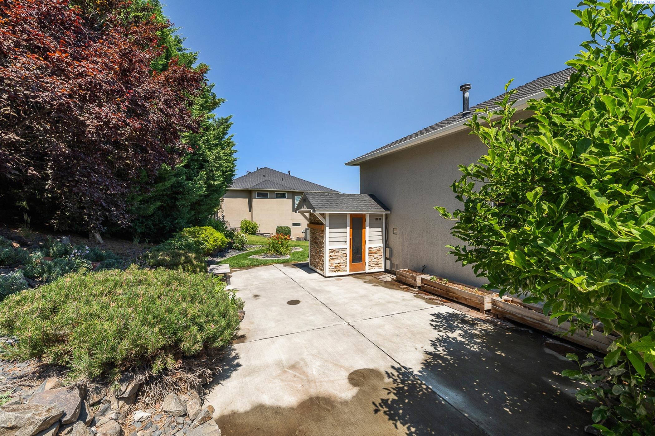 Richland, Washington 99352, United States, 4 Bedrooms Bedrooms, ,4 BathroomsBathrooms,Residential,Active,52037