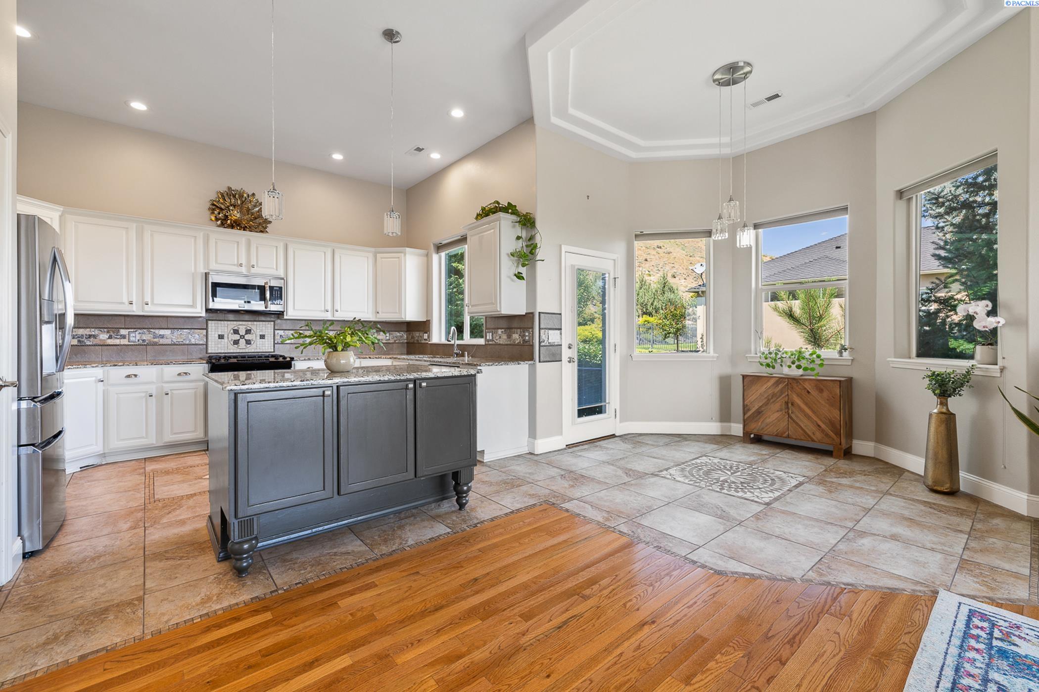 Richland, Washington 99352, United States, 4 Bedrooms Bedrooms, ,4 BathroomsBathrooms,Residential,Active,52037