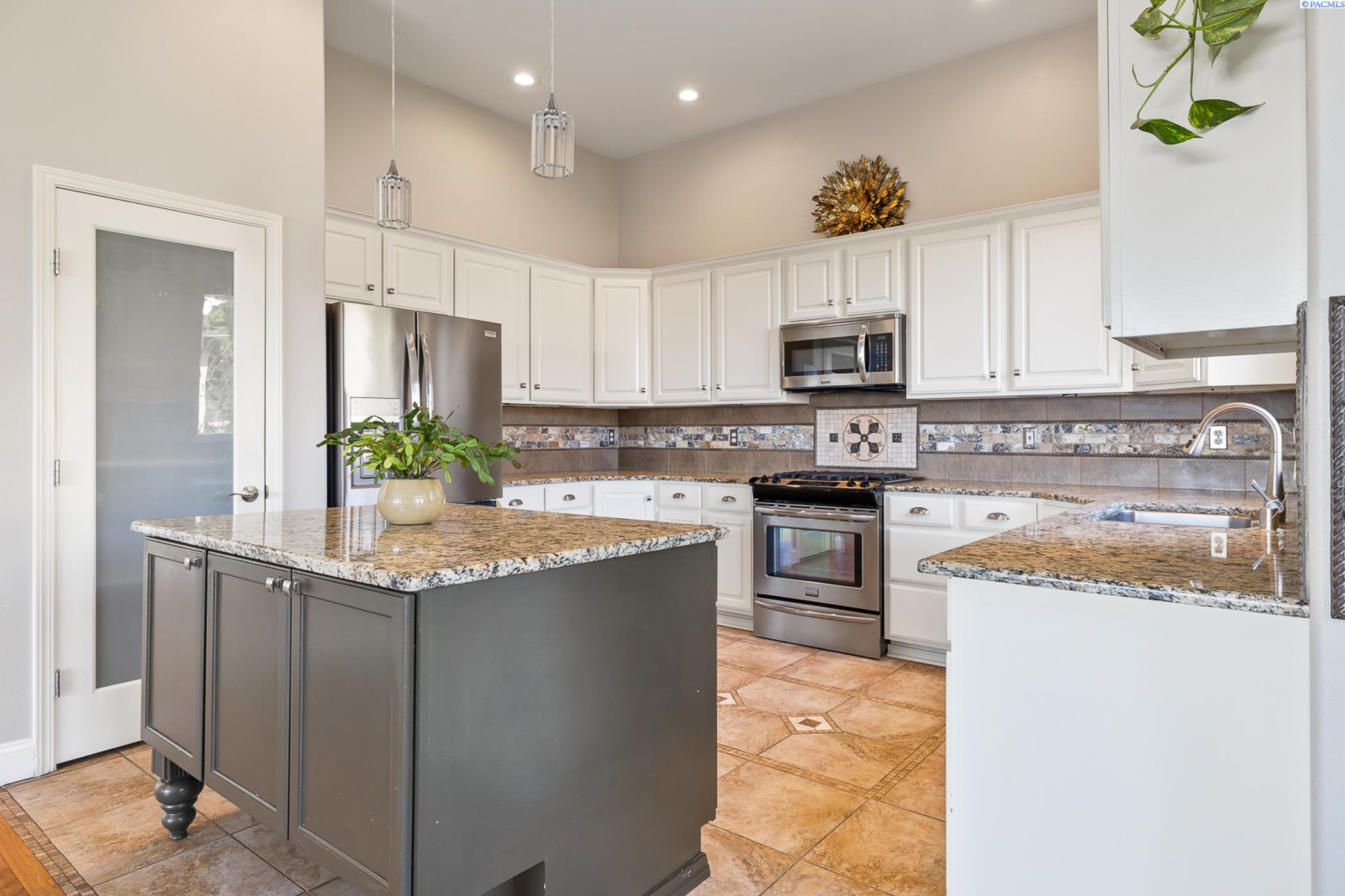 Richland, Washington 99352, United States, 4 Bedrooms Bedrooms, ,4 BathroomsBathrooms,Residential,Active,52037