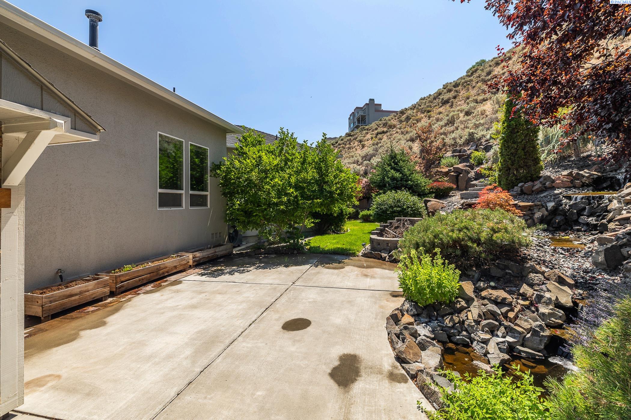 Richland, Washington 99352, United States, 4 Bedrooms Bedrooms, ,4 BathroomsBathrooms,Residential,Active,52037