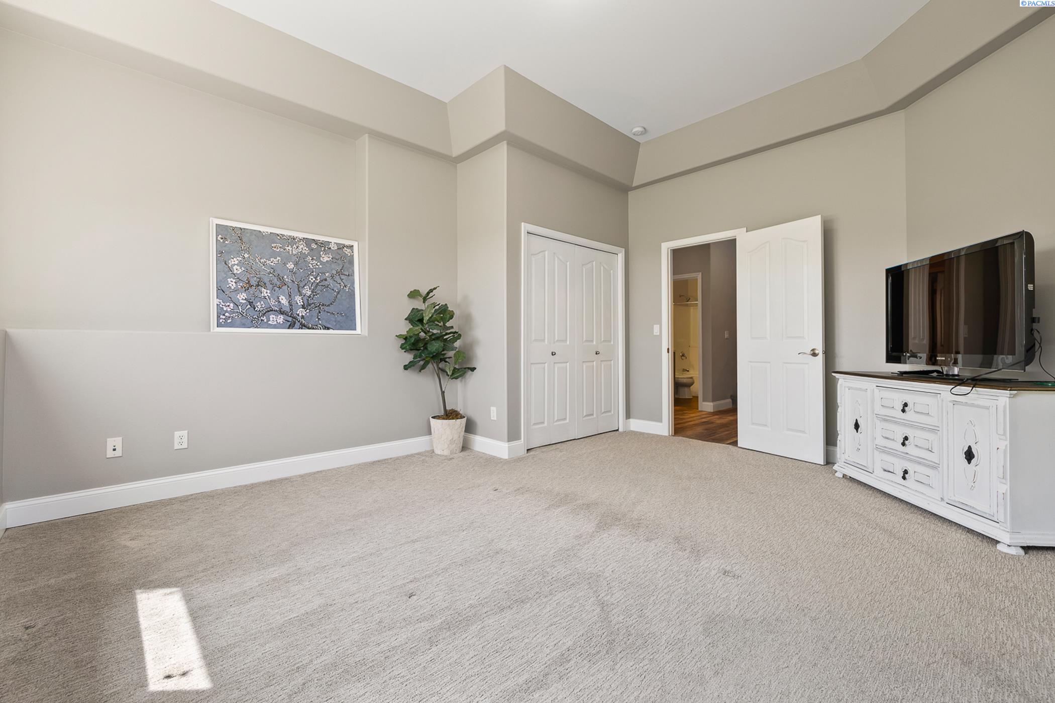 Richland, Washington 99352, United States, 4 Bedrooms Bedrooms, ,4 BathroomsBathrooms,Residential,Active,52037