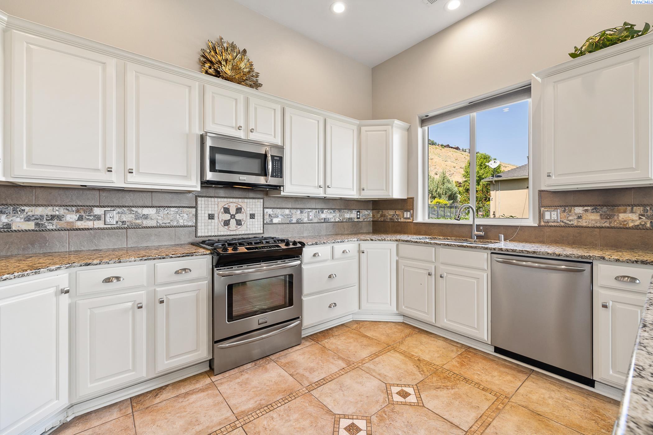 Richland, Washington 99352, United States, 4 Bedrooms Bedrooms, ,4 BathroomsBathrooms,Residential,Active,52037