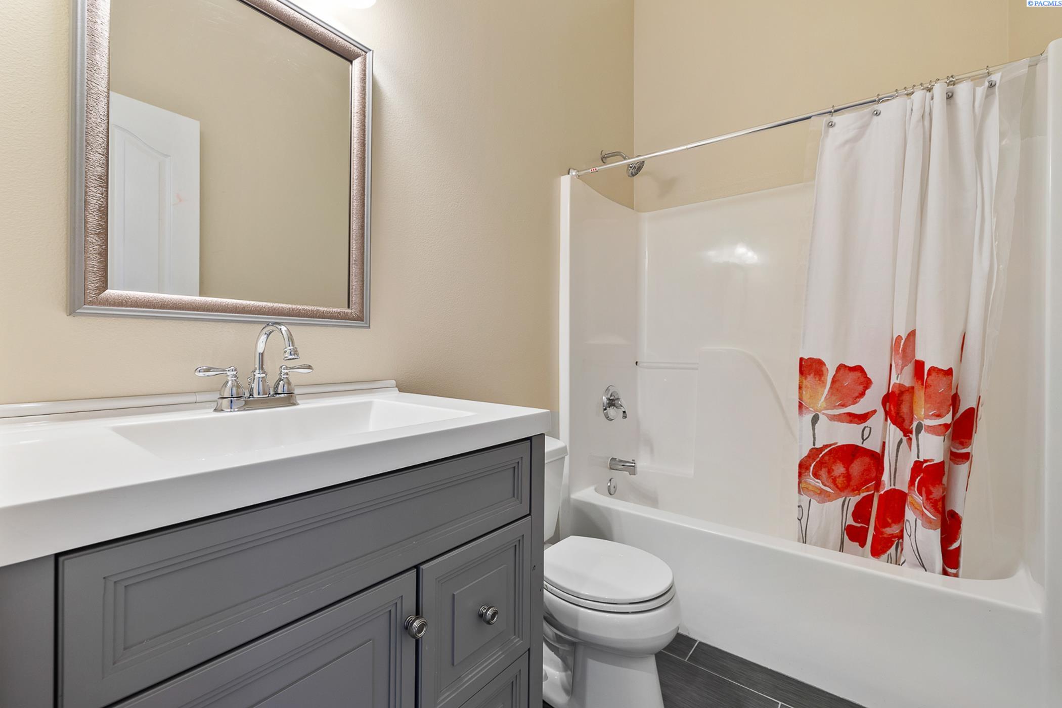 Richland, Washington 99352, United States, 4 Bedrooms Bedrooms, ,4 BathroomsBathrooms,Residential,Active,52037