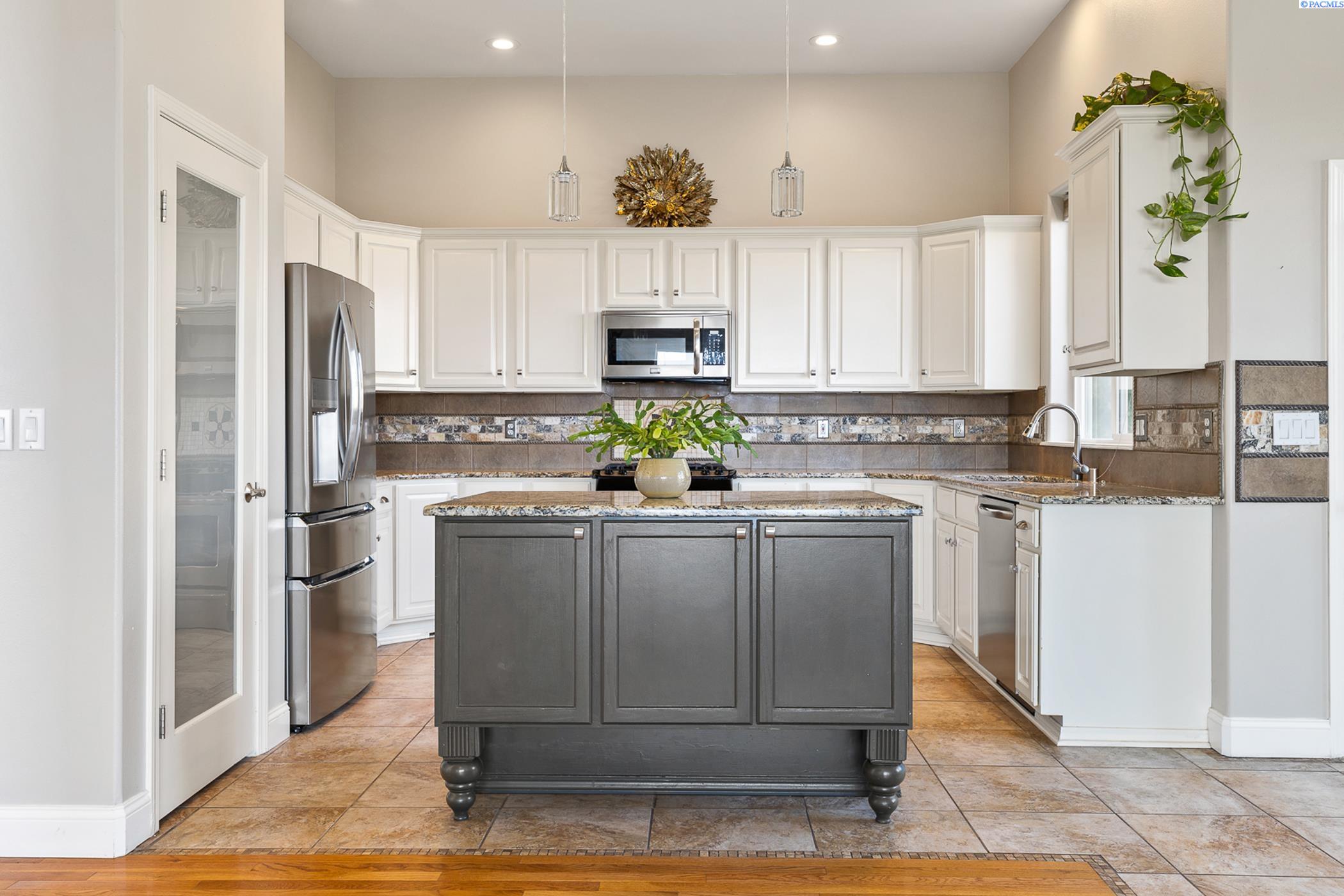 Richland, Washington 99352, United States, 4 Bedrooms Bedrooms, ,4 BathroomsBathrooms,Residential,Active,52037