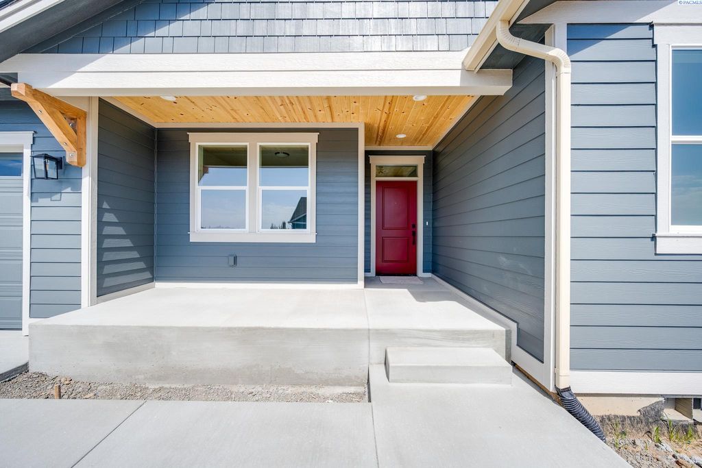 Photo of 1060 SW Panorama Drive, Pullman, WA 99163 (MLS # 283792)