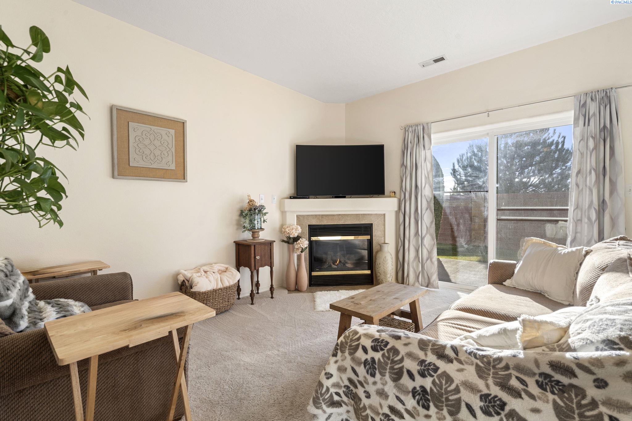 Pasco, Washington 99301, United States, 3 Bedrooms Bedrooms, ,3 BathroomsBathrooms,Residential,Pending,25910