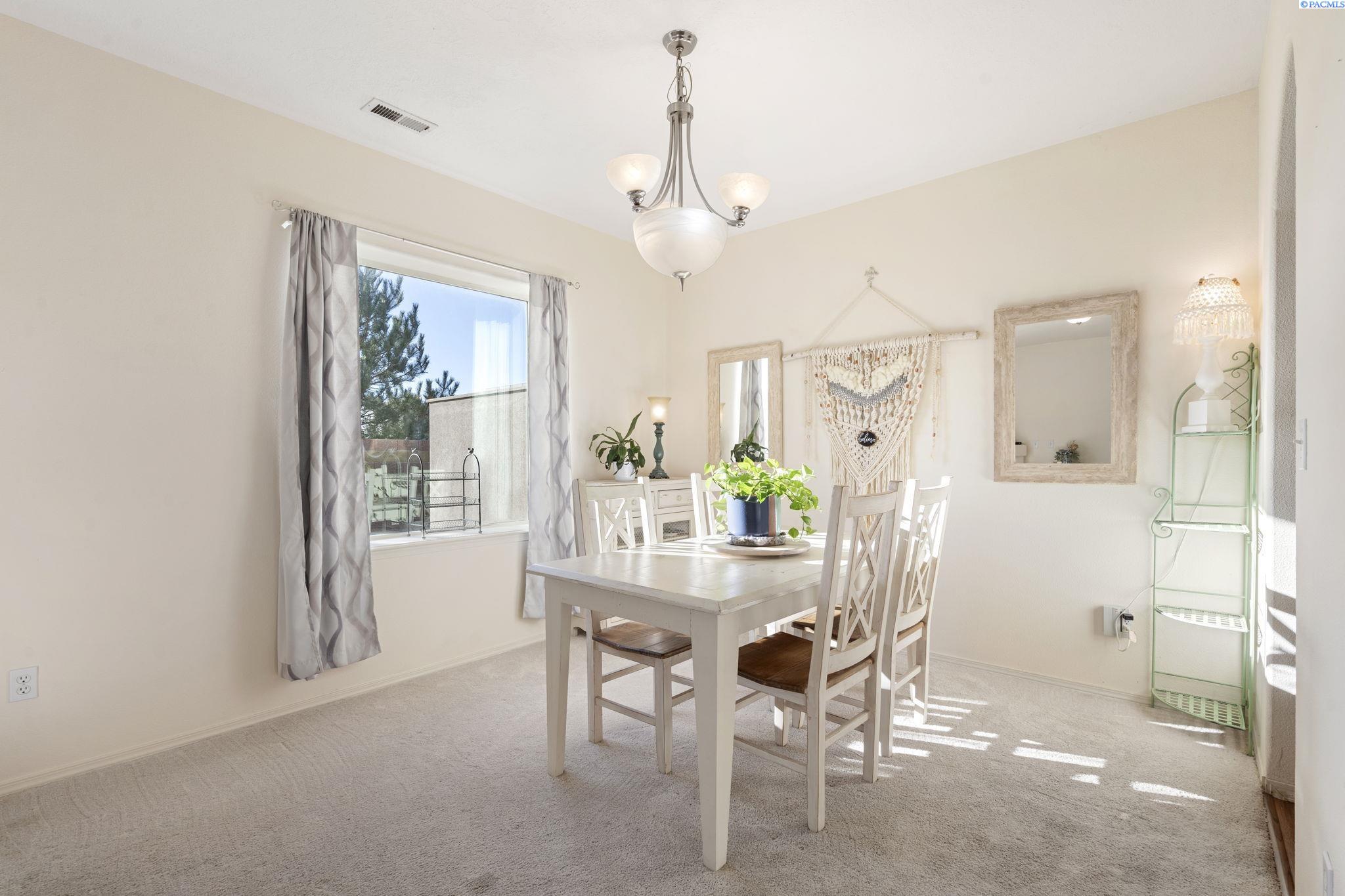 Pasco, Washington 99301, United States, 3 Bedrooms Bedrooms, ,3 BathroomsBathrooms,Residential,Pending,25910