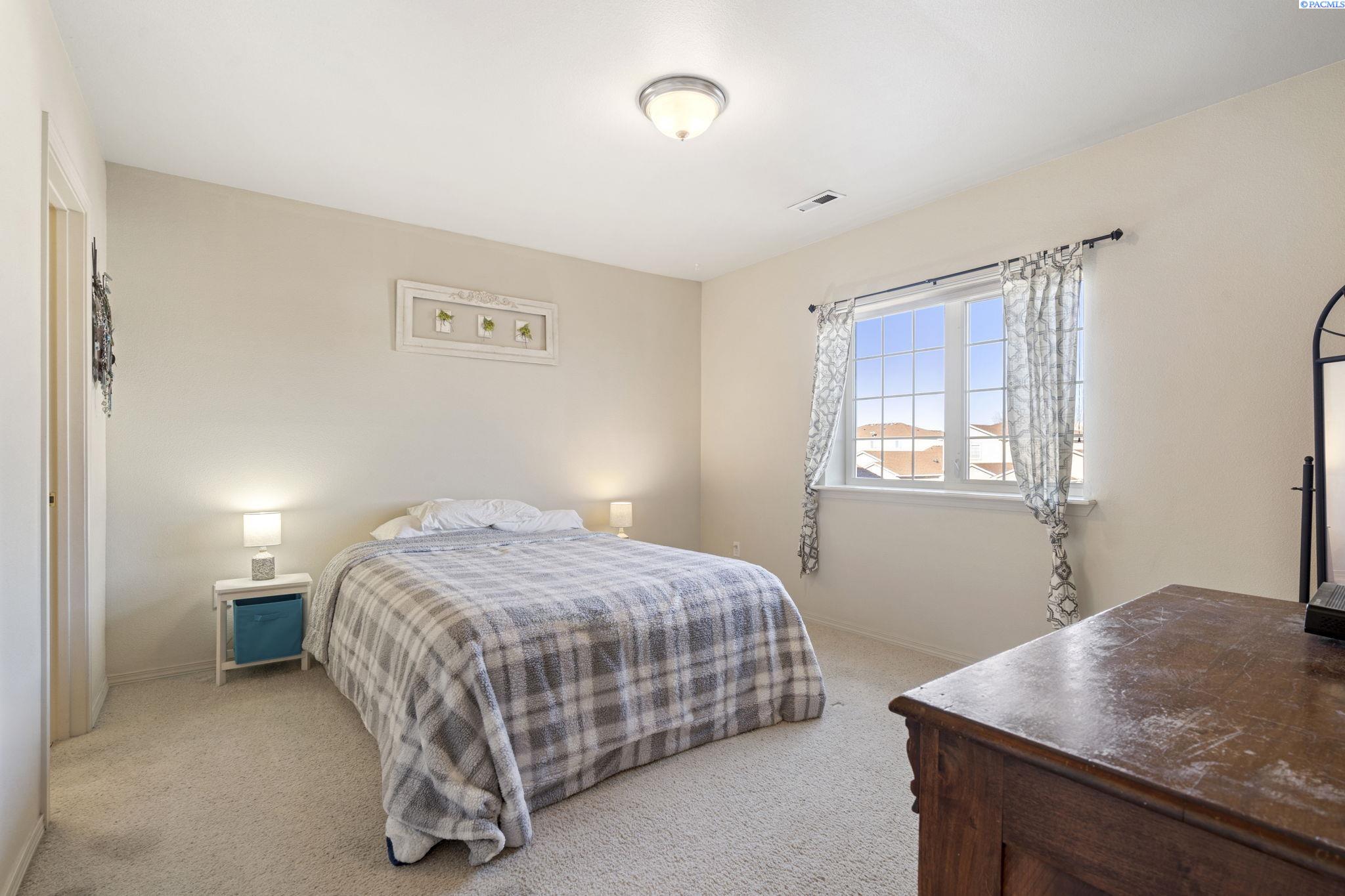 Pasco, Washington 99301, United States, 3 Bedrooms Bedrooms, ,3 BathroomsBathrooms,Residential,Pending,25910