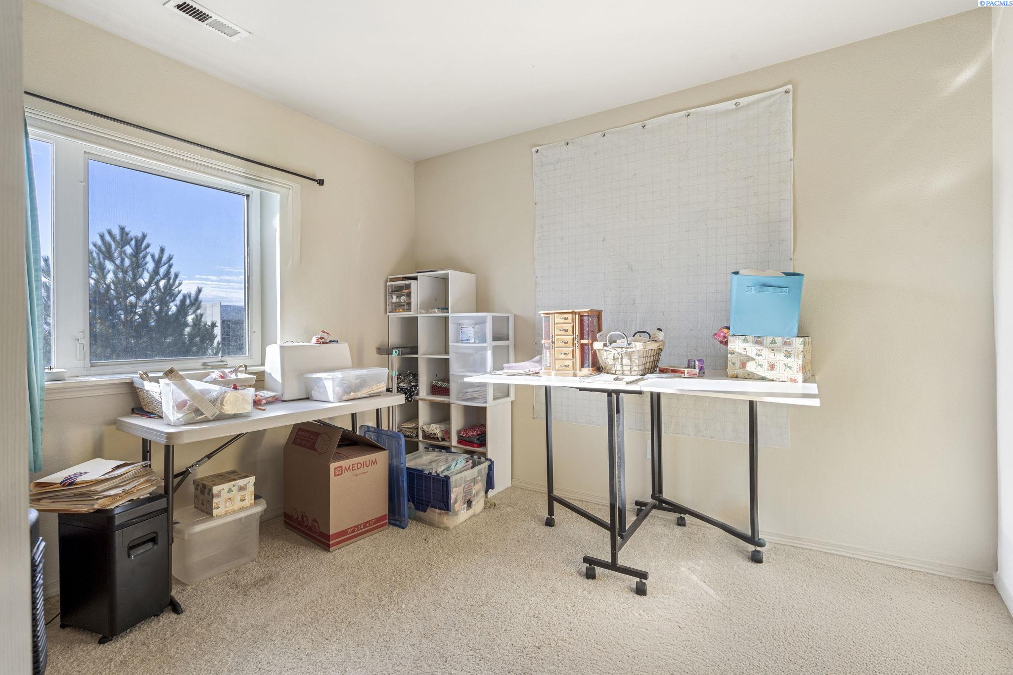 Pasco, Washington 99301, United States, 3 Bedrooms Bedrooms, ,3 BathroomsBathrooms,Residential,Pending,25910