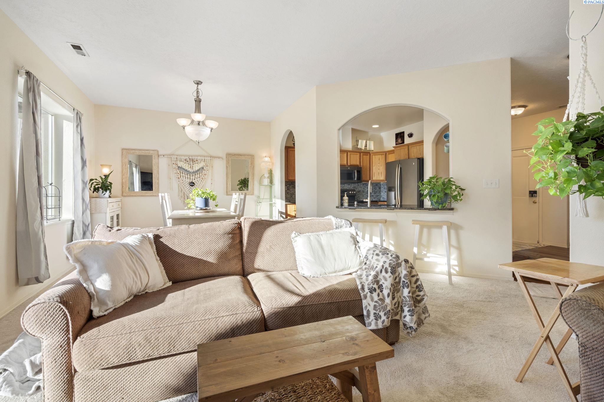 Pasco, Washington 99301, United States, 3 Bedrooms Bedrooms, ,3 BathroomsBathrooms,Residential,Pending,25910