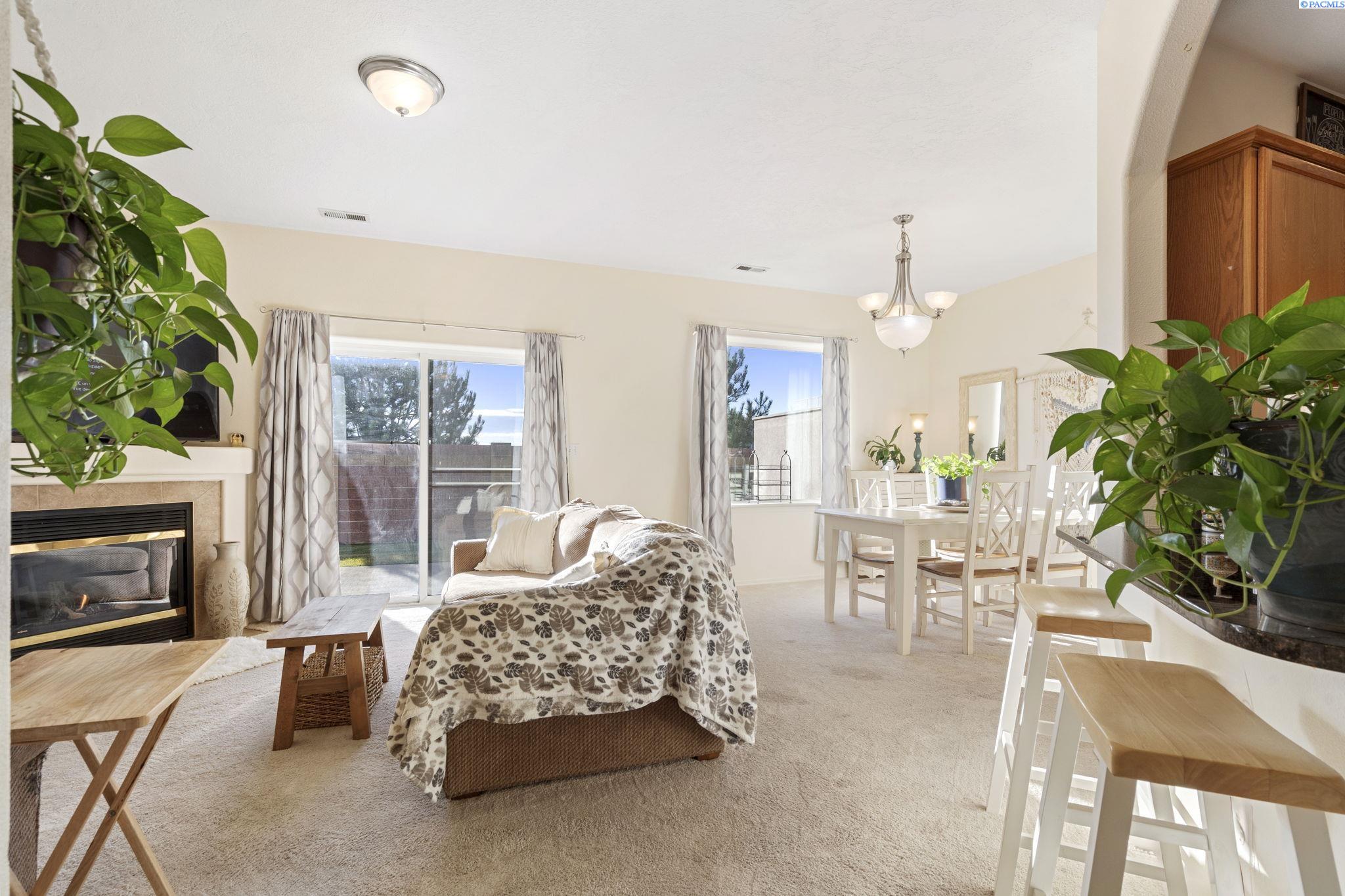 Pasco, Washington 99301, United States, 3 Bedrooms Bedrooms, ,3 BathroomsBathrooms,Residential,Pending,25910