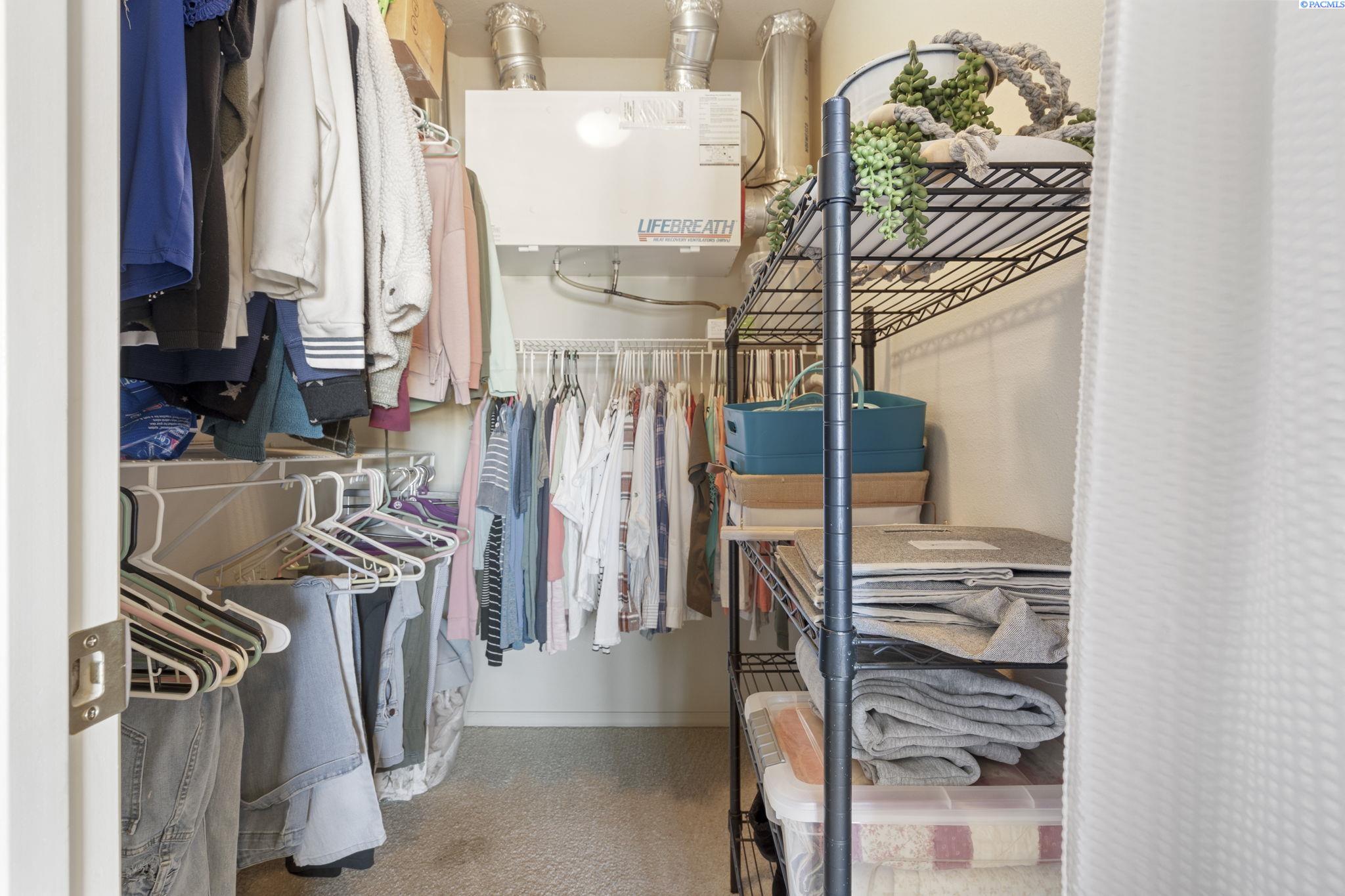 Pasco, Washington 99301, United States, 3 Bedrooms Bedrooms, ,3 BathroomsBathrooms,Residential,Pending,25910