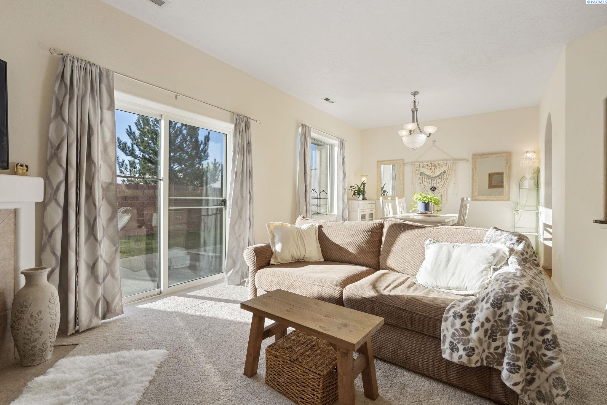 Pasco, Washington 99301, United States, 3 Bedrooms Bedrooms, ,3 BathroomsBathrooms,Residential,Pending,25910