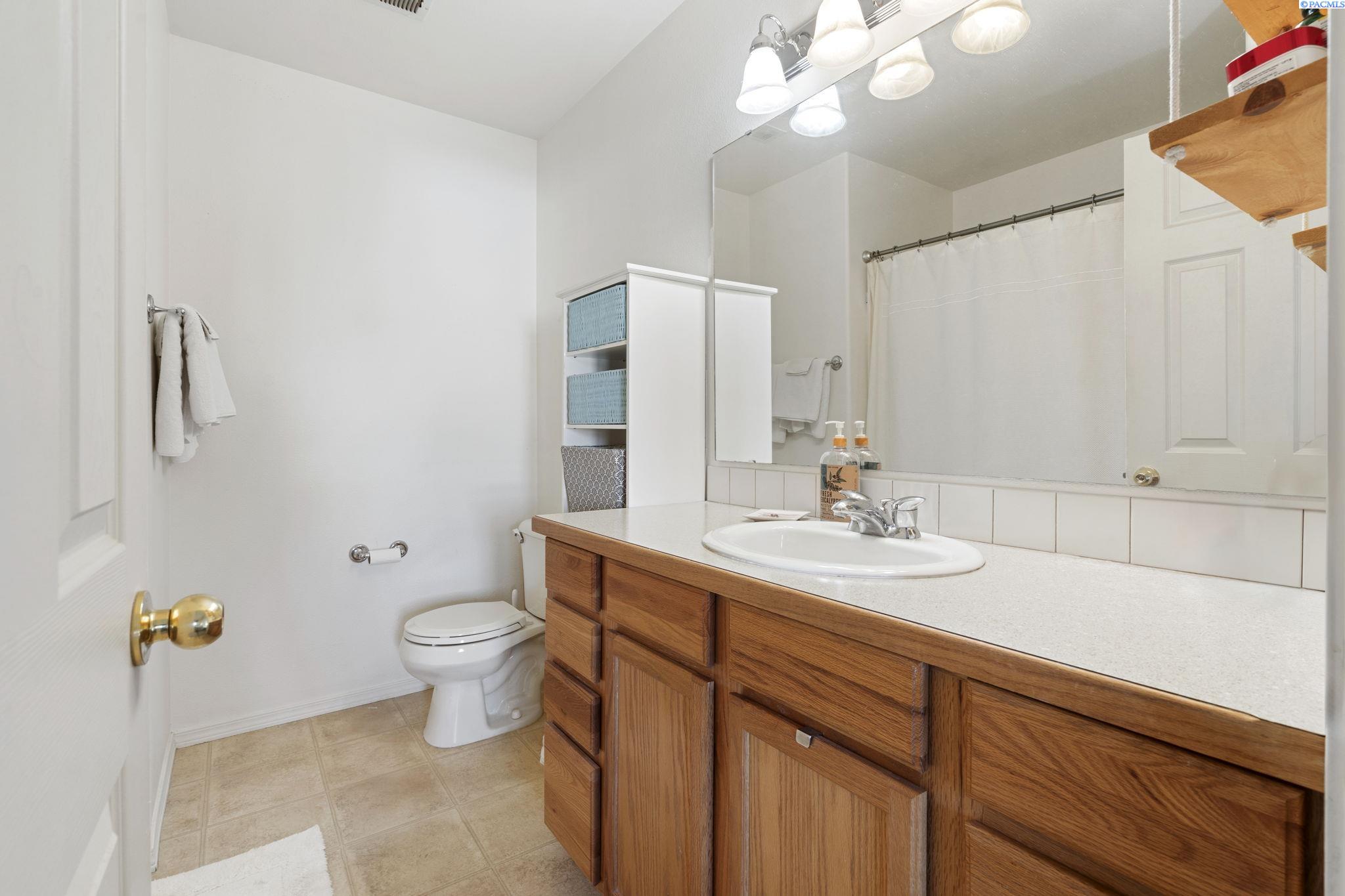 Pasco, Washington 99301, United States, 3 Bedrooms Bedrooms, ,3 BathroomsBathrooms,Residential,Pending,25910