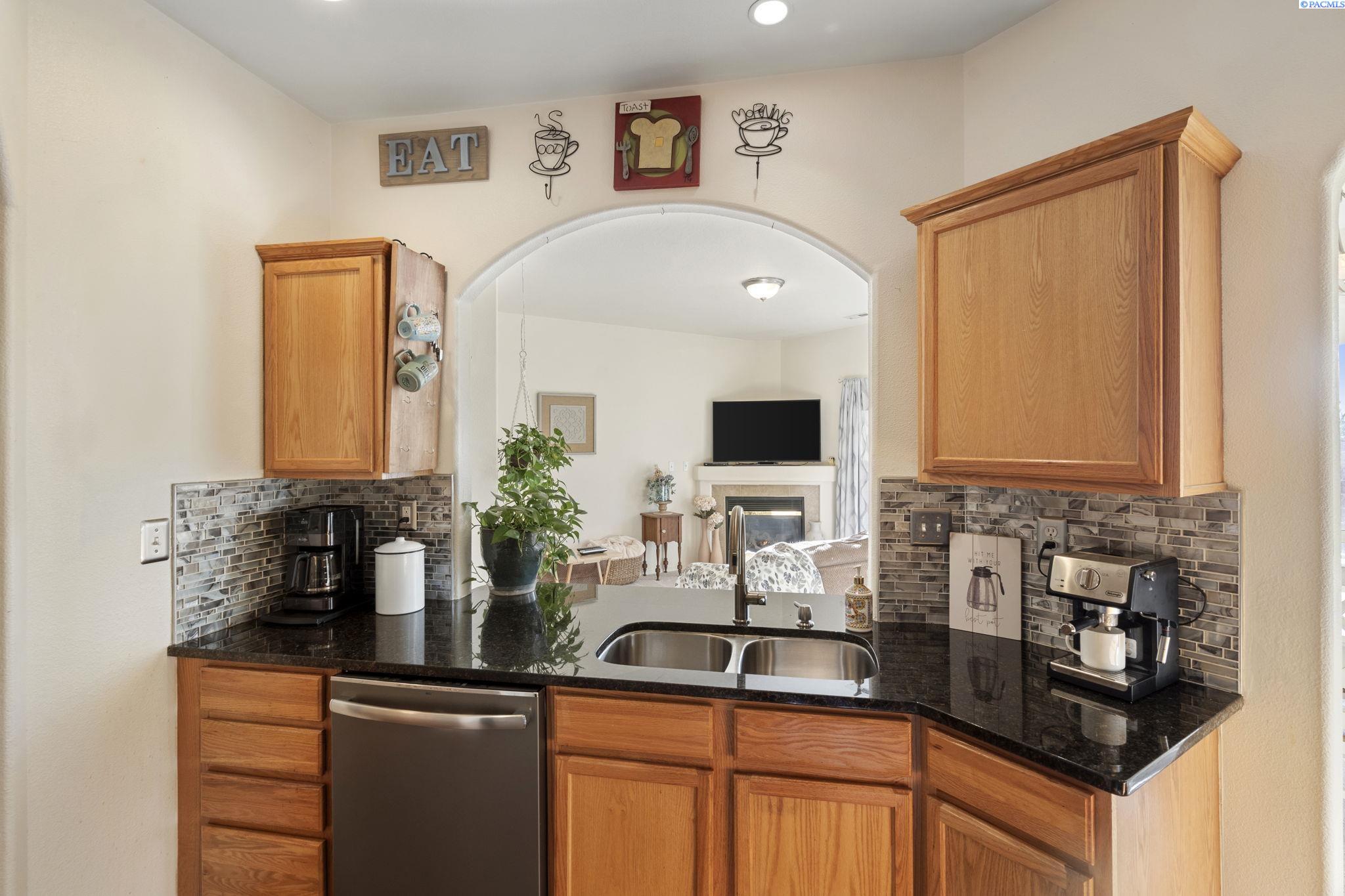 Pasco, Washington 99301, United States, 3 Bedrooms Bedrooms, ,3 BathroomsBathrooms,Residential,Pending,25910