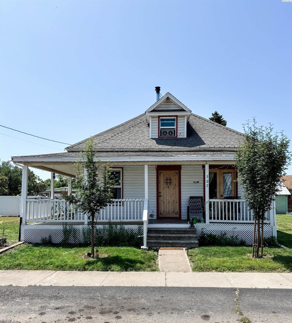 Photo of 307 G St, Endicott, WA 99125 (MLS # 284998)
