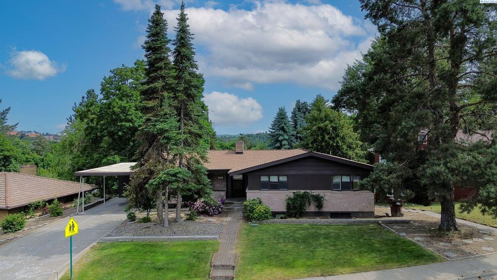 Photo of 435 NW Sunset Dr, Pullman, WA 99163 (MLS # 285693)