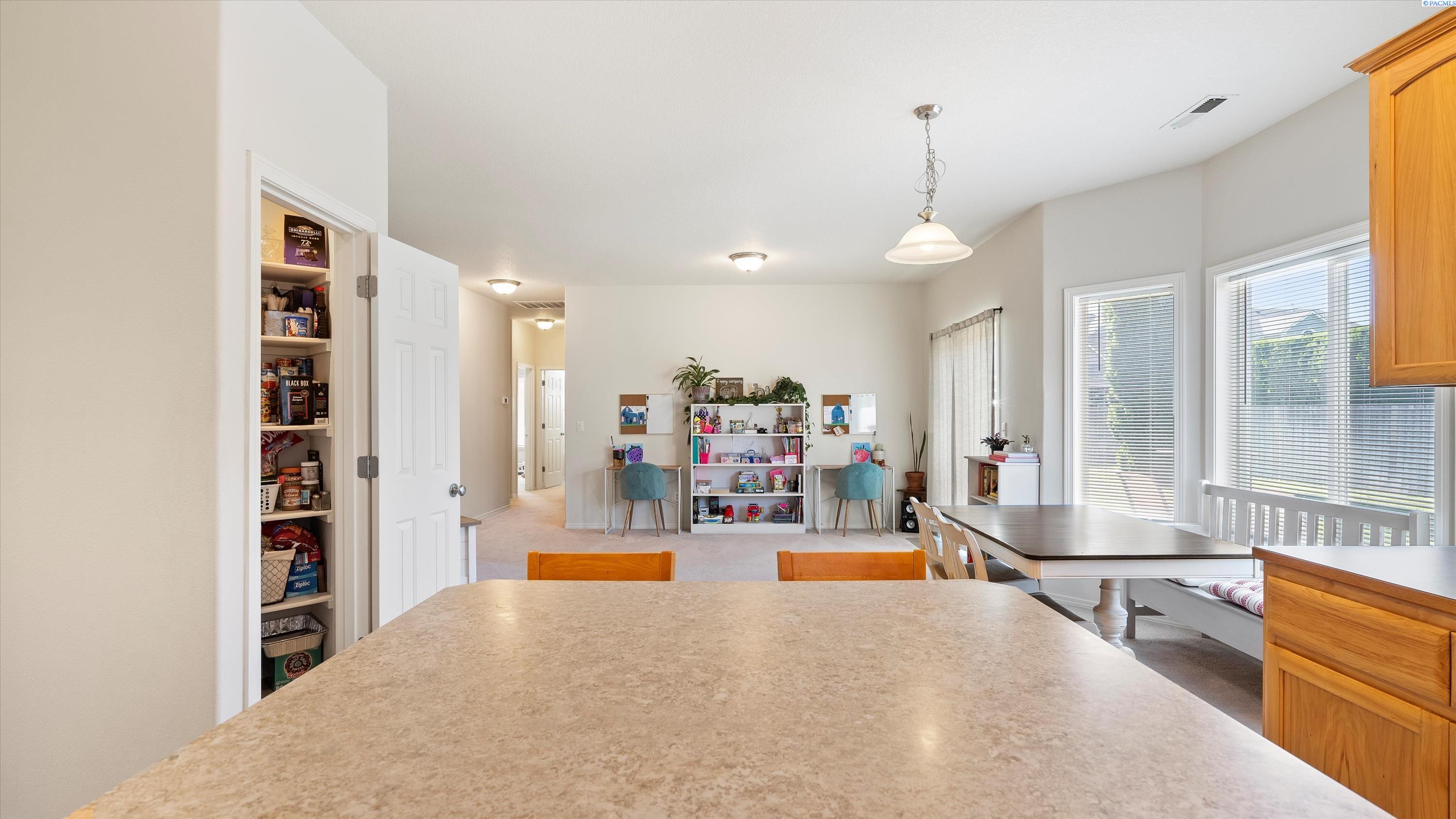 Kennewick, Washington 99336, United States, 3 Bedrooms Bedrooms, ,2 BathroomsBathrooms,Residential,Pending,181516