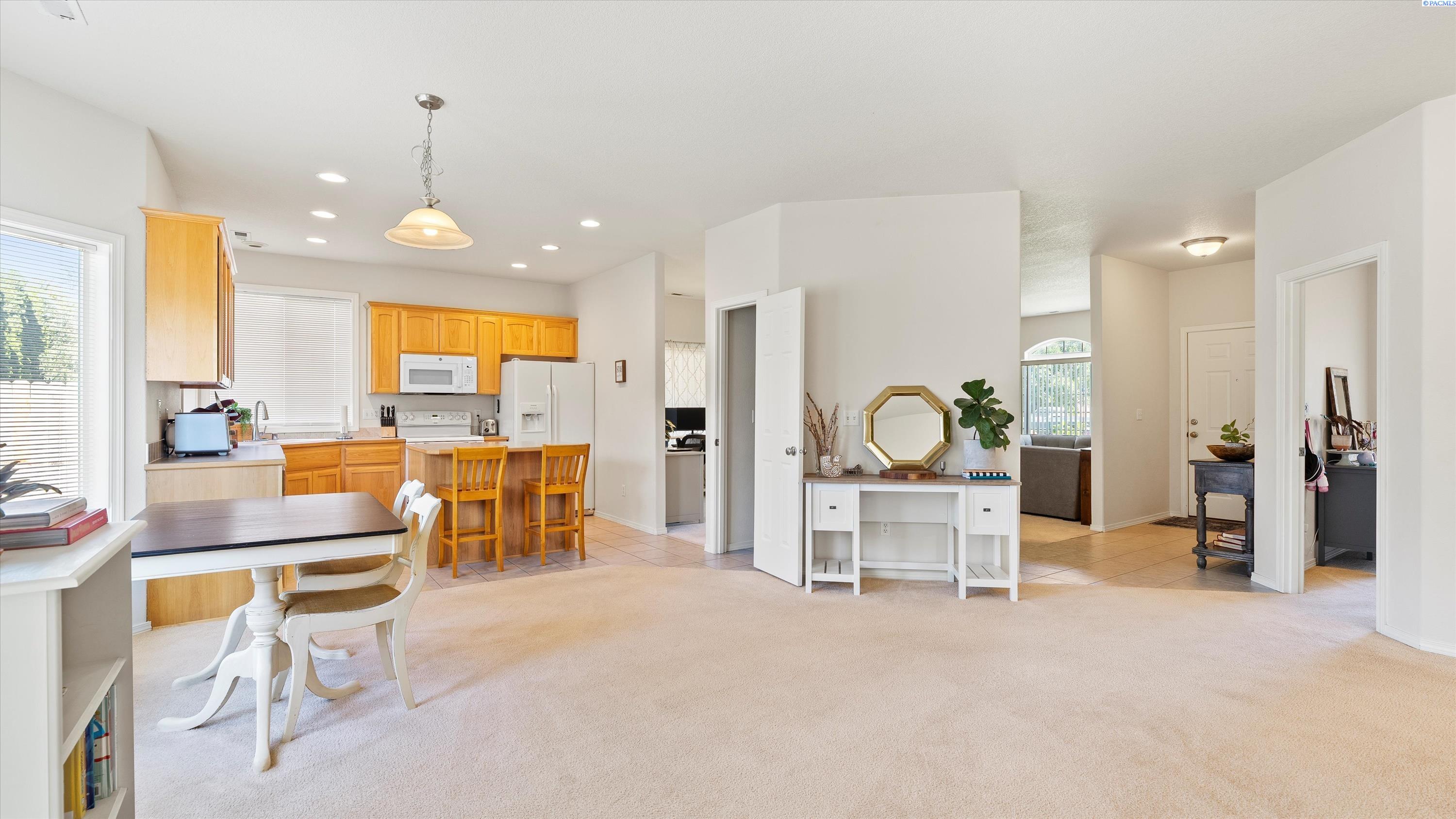 Kennewick, Washington 99336, United States, 3 Bedrooms Bedrooms, ,2 BathroomsBathrooms,Residential,Pending,181516