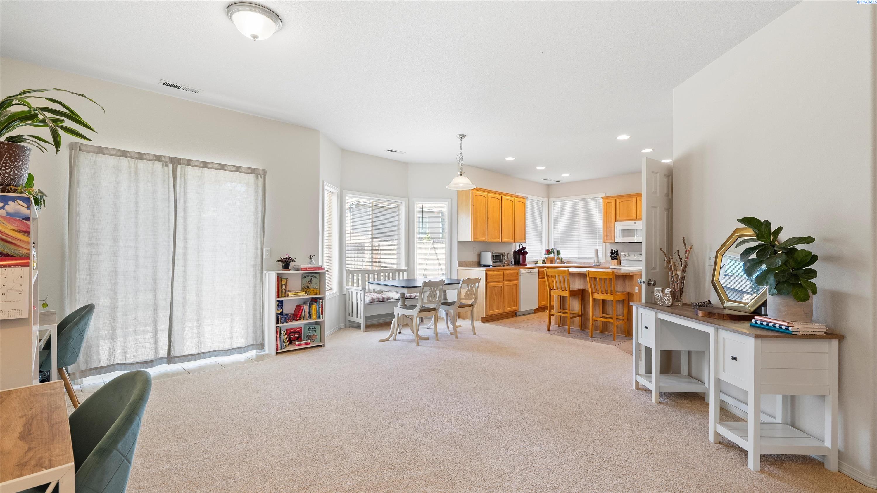 Kennewick, Washington 99336, United States, 3 Bedrooms Bedrooms, ,2 BathroomsBathrooms,Residential,Pending,181516