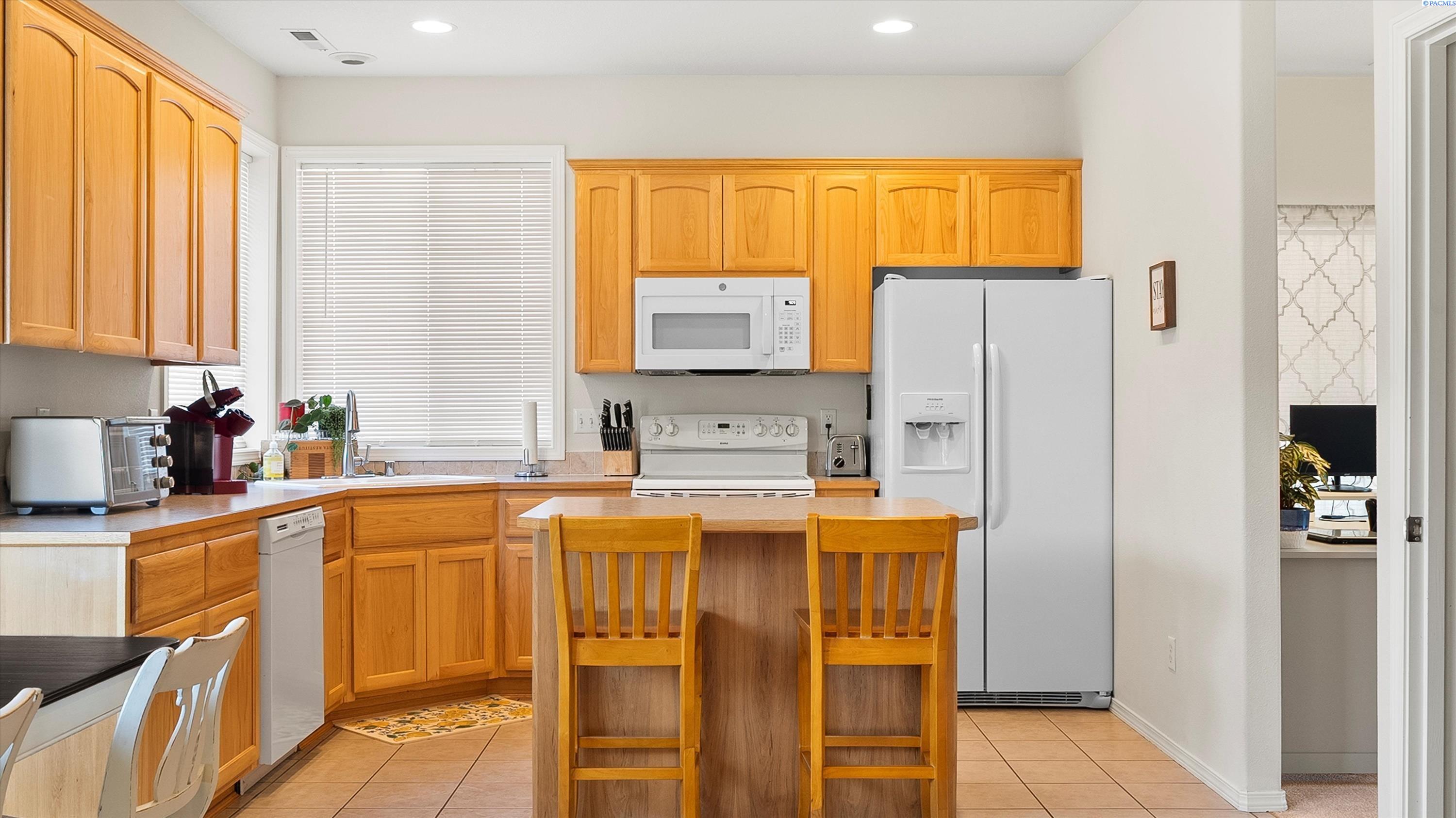 Kennewick, Washington 99336, United States, 3 Bedrooms Bedrooms, ,2 BathroomsBathrooms,Residential,Pending,181516