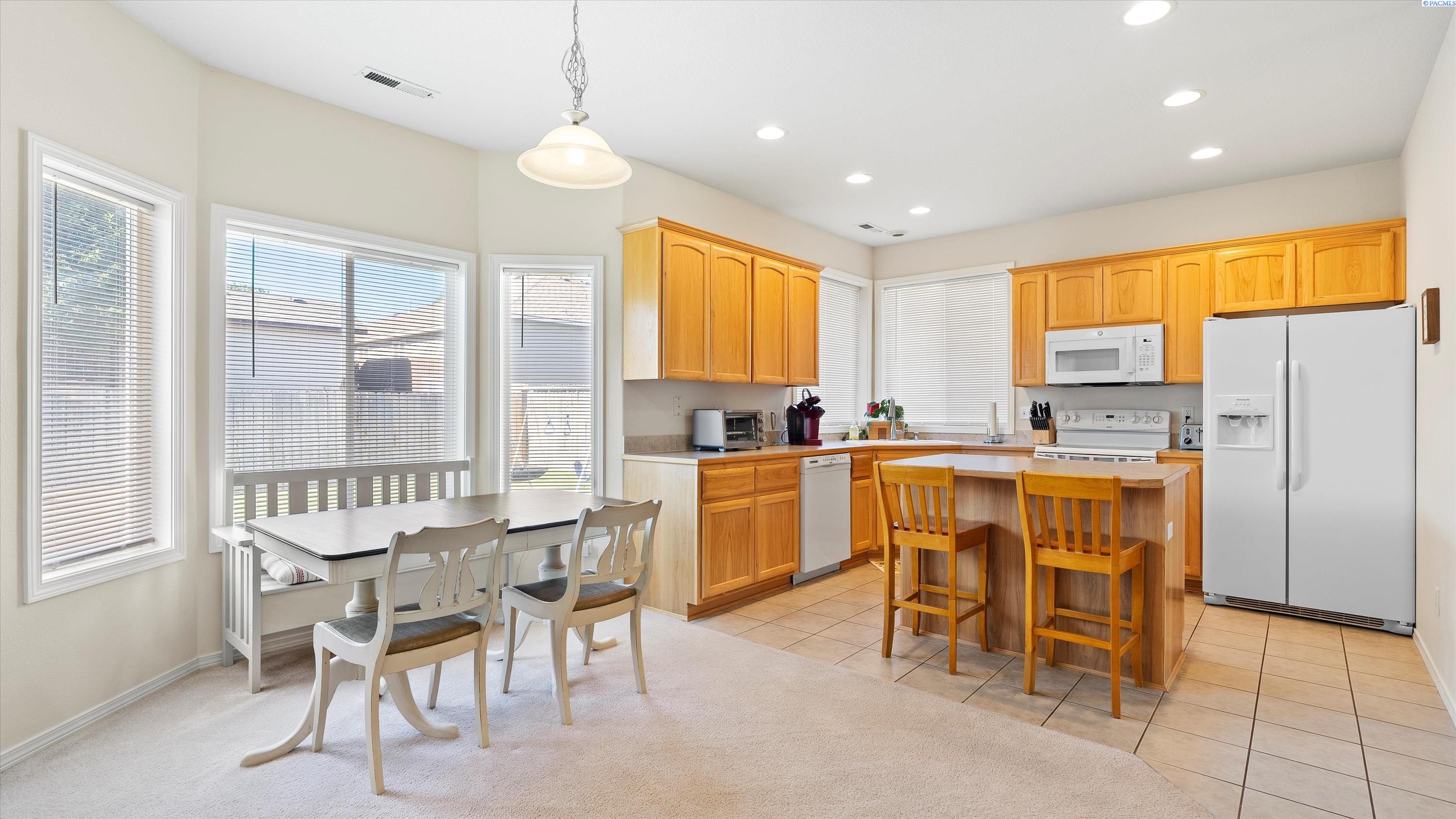 Kennewick, Washington 99336, United States, 3 Bedrooms Bedrooms, ,2 BathroomsBathrooms,Residential,Pending,181516