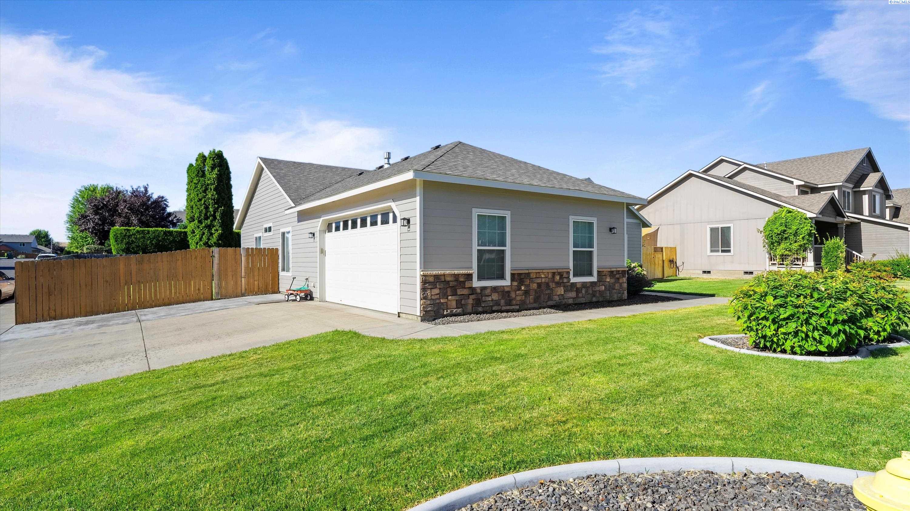 Kennewick, Washington 99336, United States, 3 Bedrooms Bedrooms, ,2 BathroomsBathrooms,Residential,Pending,181516