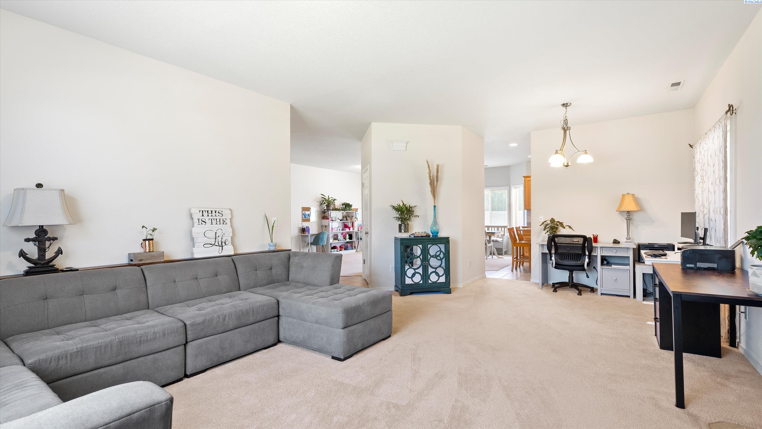 Kennewick, Washington 99336, United States, 3 Bedrooms Bedrooms, ,2 BathroomsBathrooms,Residential,Pending,181516