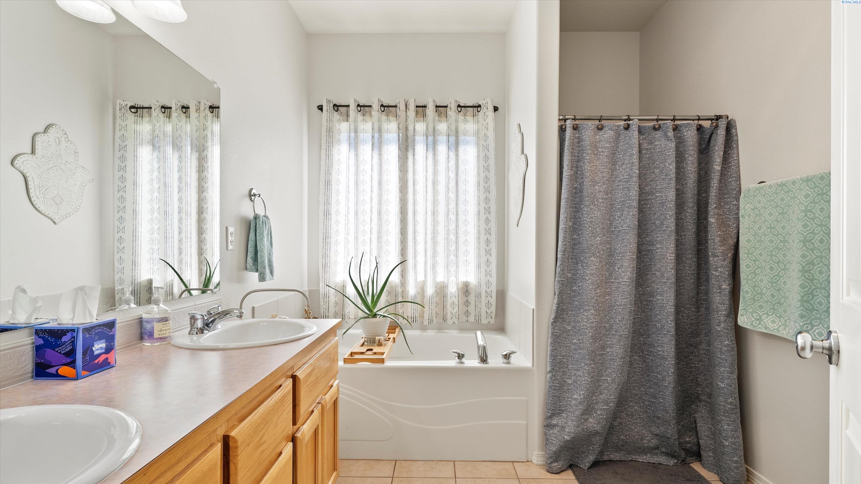 Kennewick, Washington 99336, United States, 3 Bedrooms Bedrooms, ,2 BathroomsBathrooms,Residential,Pending,181516