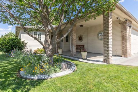 Photo of 107 Innisbrook Lane, Pasco, WA 99301 (MLS # 262237)