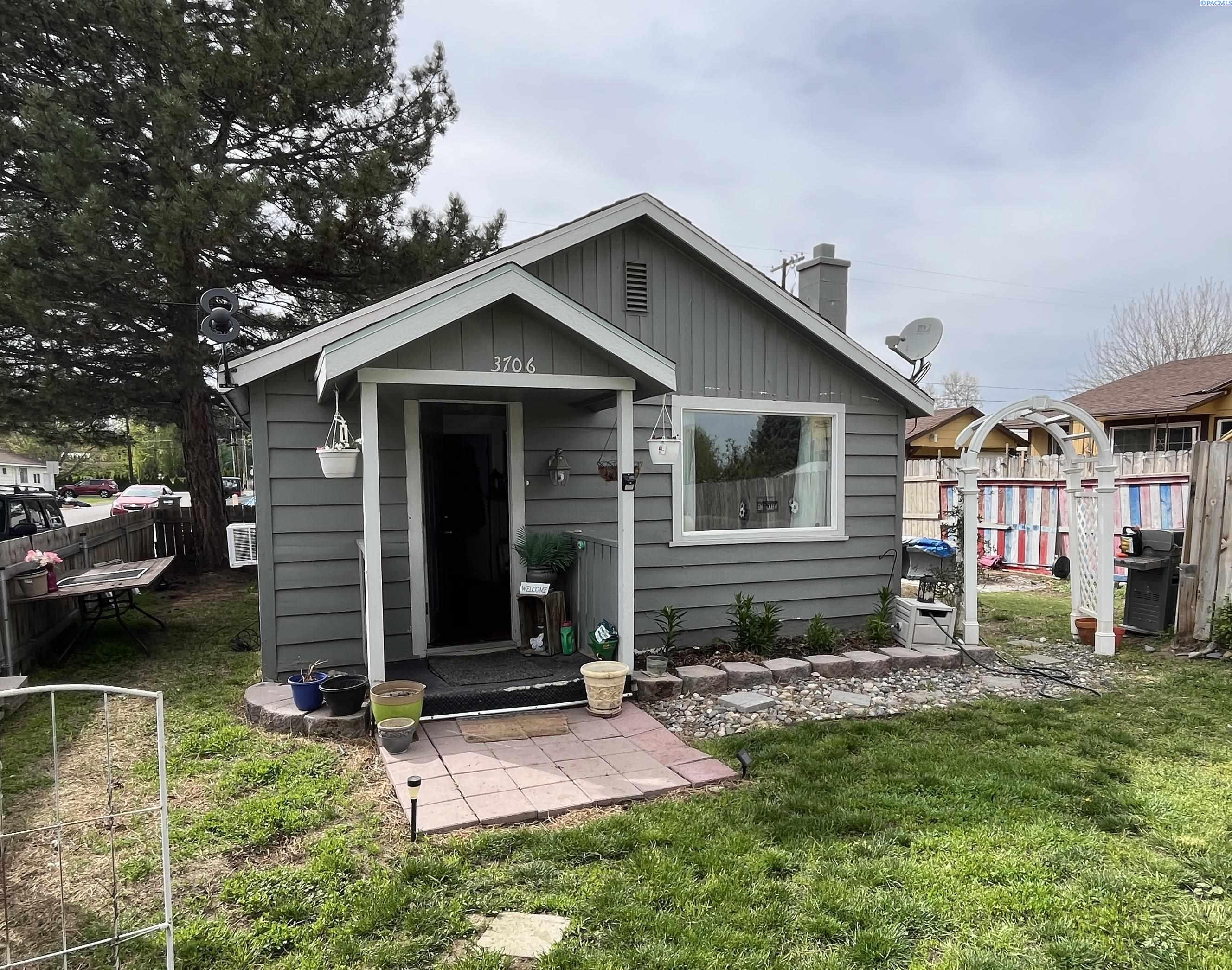 Photo 1 of 1 — 3706 Grant Lp, West Richland, WA 99353