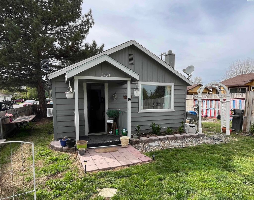 Photo of 3706 Grant Lp Loop, West Richland, WA 99353 (MLS # 284276)