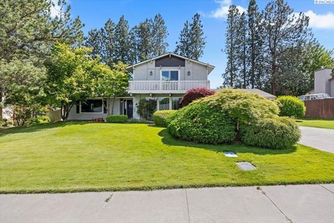 Photo of 109 Broadmoor St, Richland, WA 99352 (MLS # 284381)