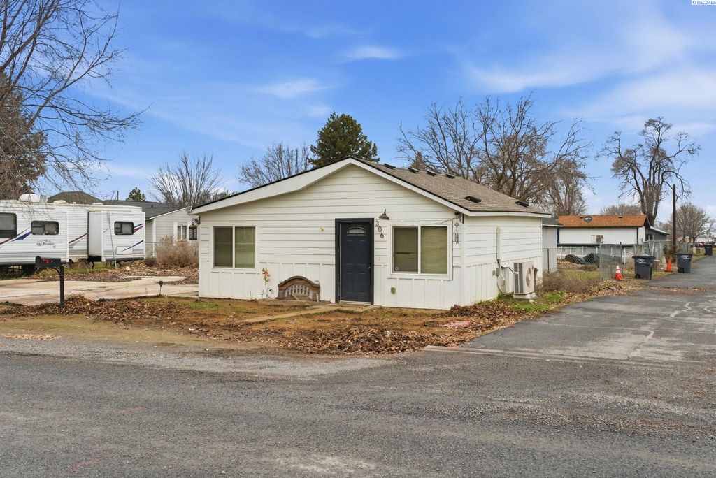 Photo of 306 E 5th St, Warden, WA 98857 (MLS # 290394)